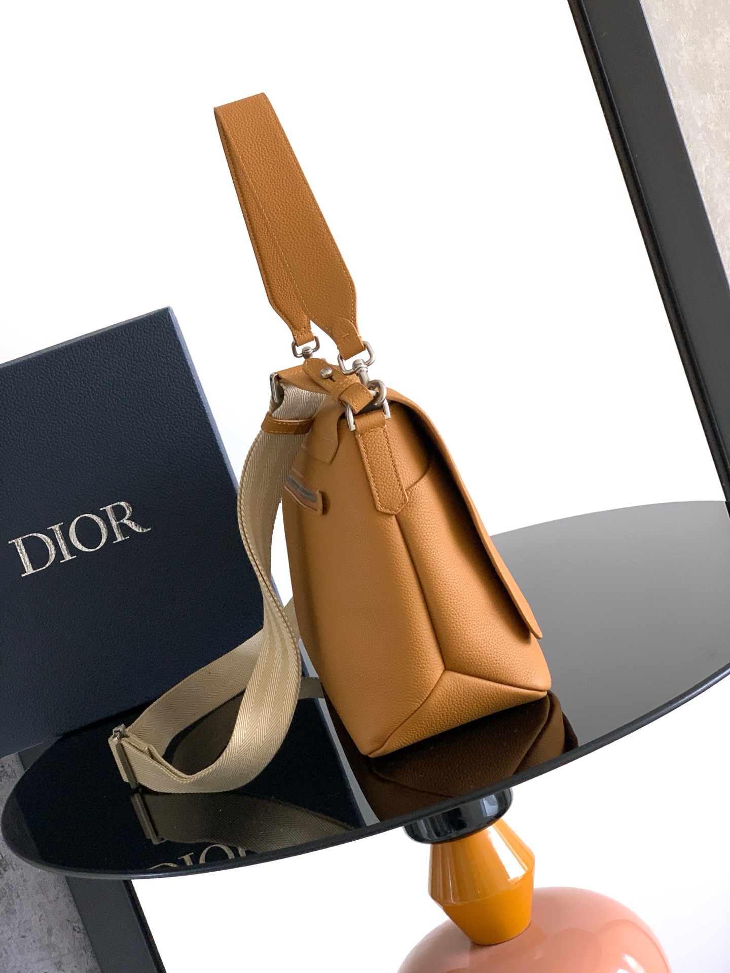 Sophisticated and elegant, this Dior Privé flap messenger bag - Image 2