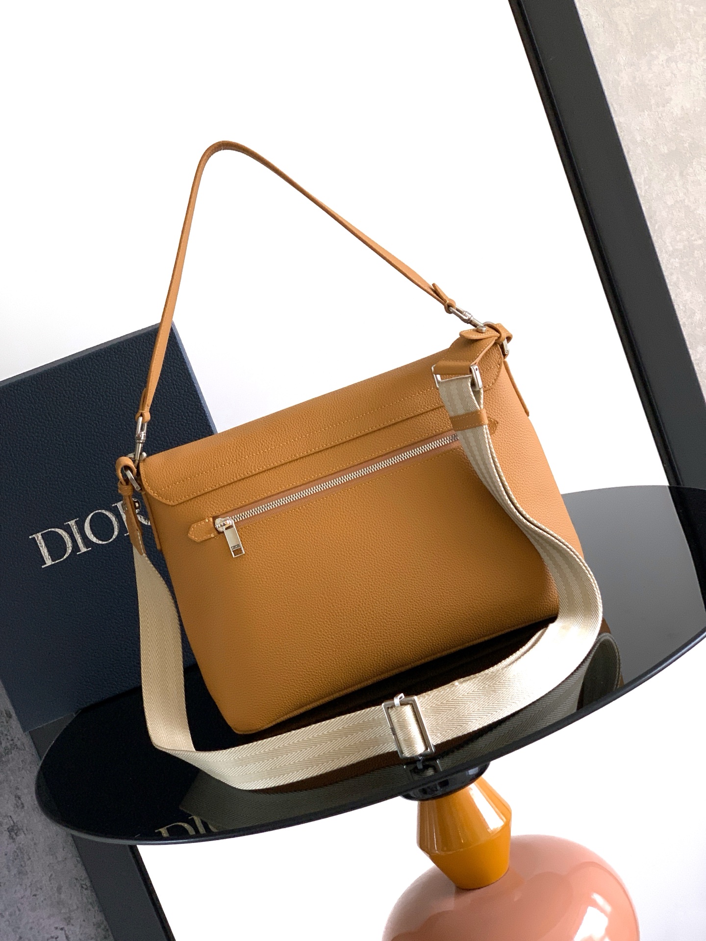 Sophisticated and elegant, this Dior Privé flap messenger bag - Image 3