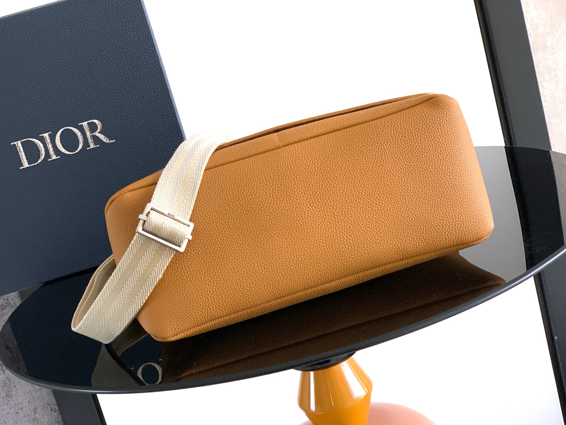 Sophisticated and elegant, this Dior Privé flap messenger bag - Image 4