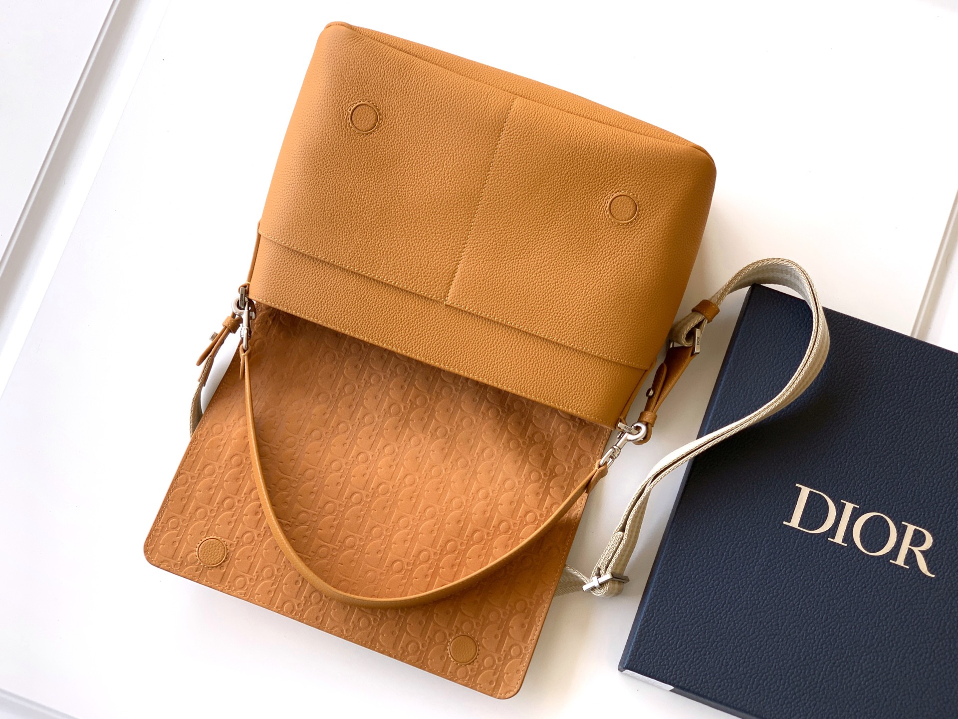 Sophisticated and elegant, this Dior Privé flap messenger bag - Image 5