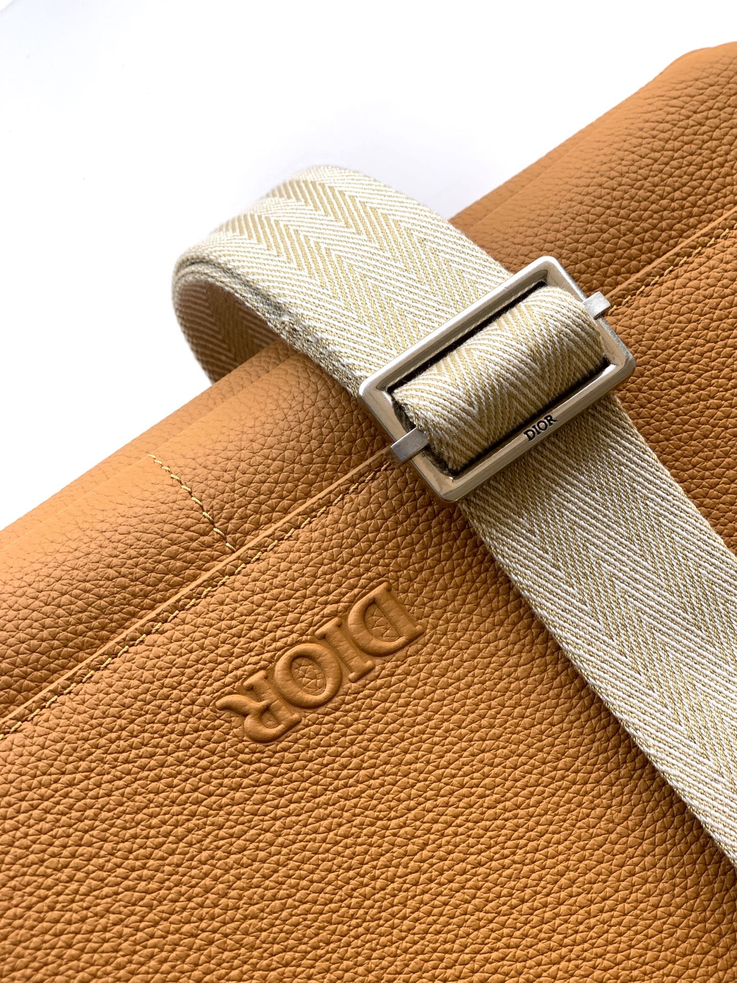 Sophisticated and elegant, this Dior Privé flap messenger bag - Image 6