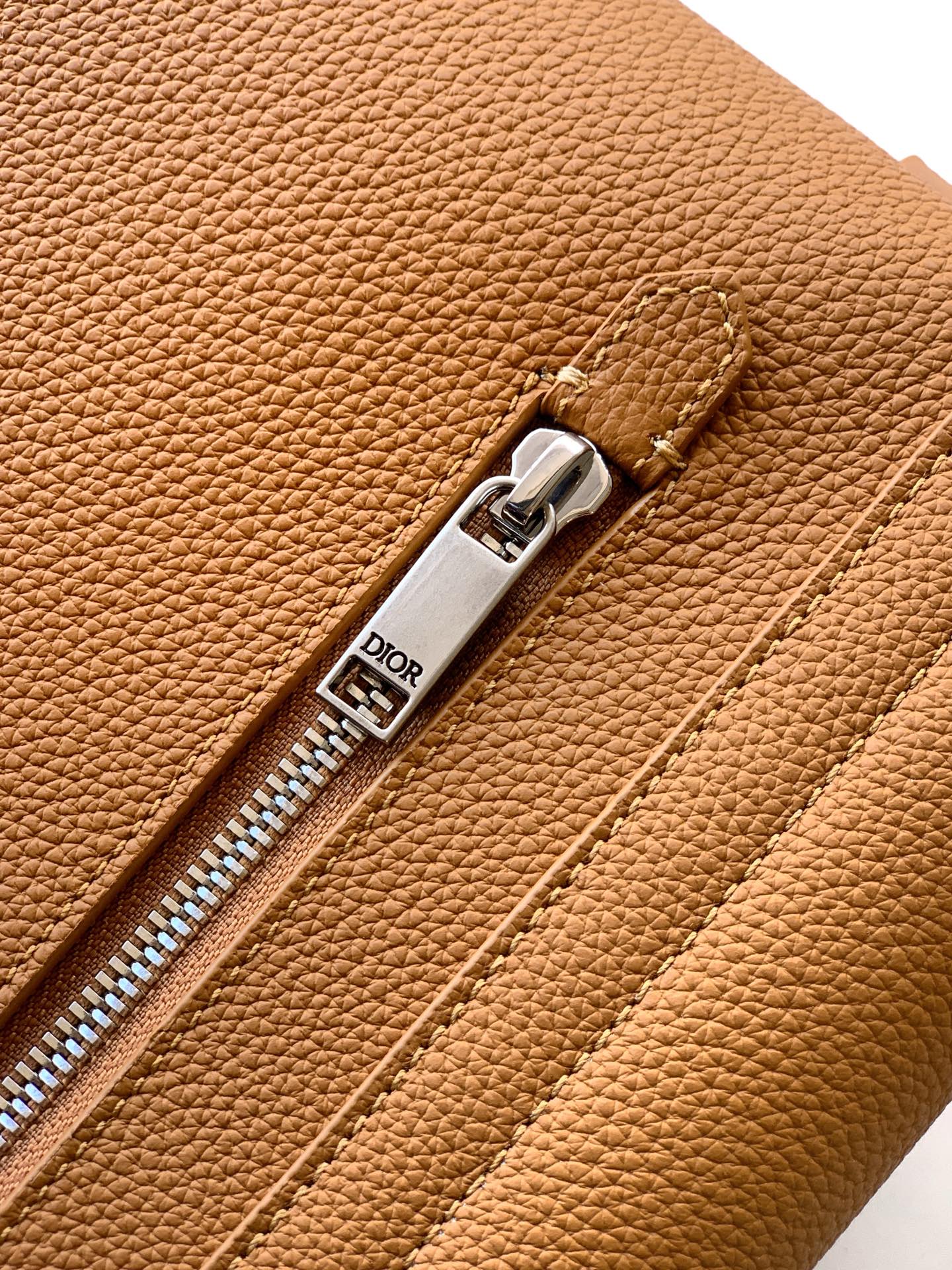 Sophisticated and elegant, this Dior Privé flap messenger bag - Image 7