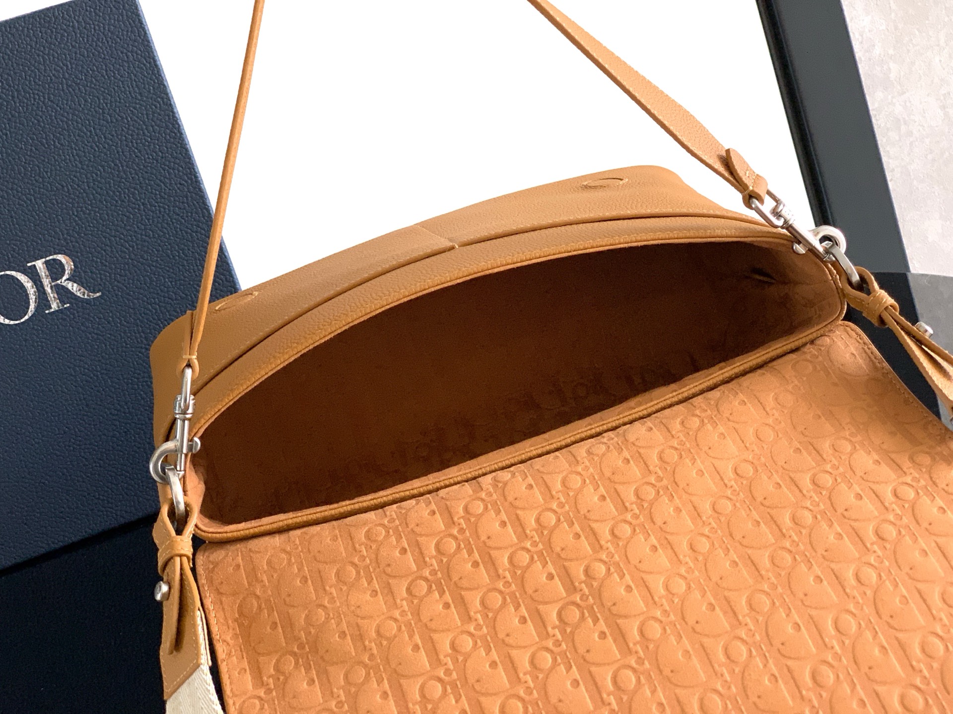 Sophisticated and elegant, this Dior Privé flap messenger bag - Image 8