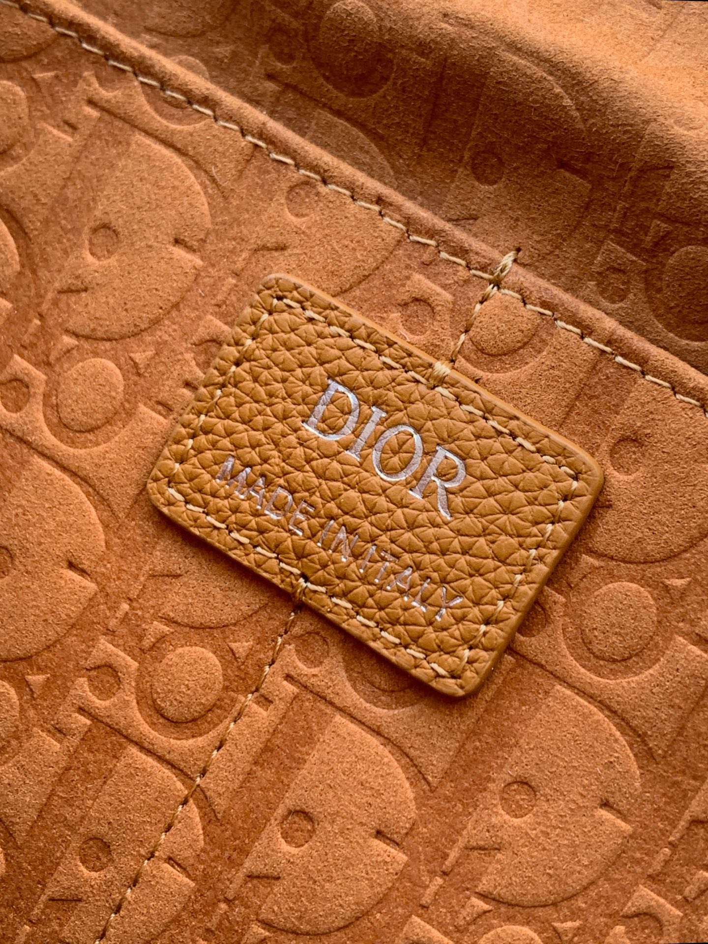 Sophisticated and elegant, this Dior Privé flap messenger bag - Image 9