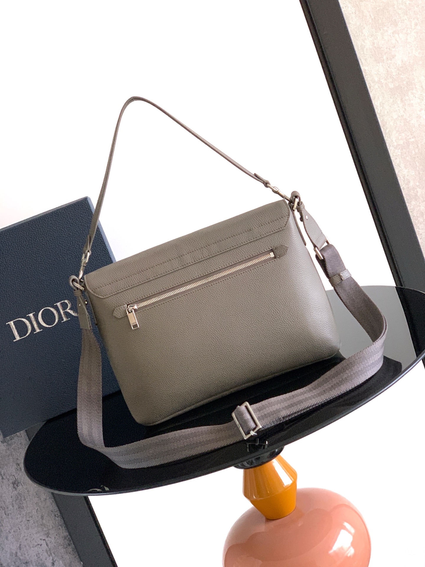 Sophisticated and elegant, this Dior Privé flap messenger bag - Image 3