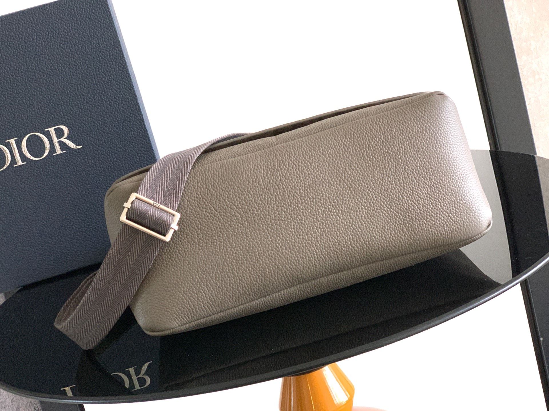 Sophisticated and elegant, this Dior Privé flap messenger bag - Image 4