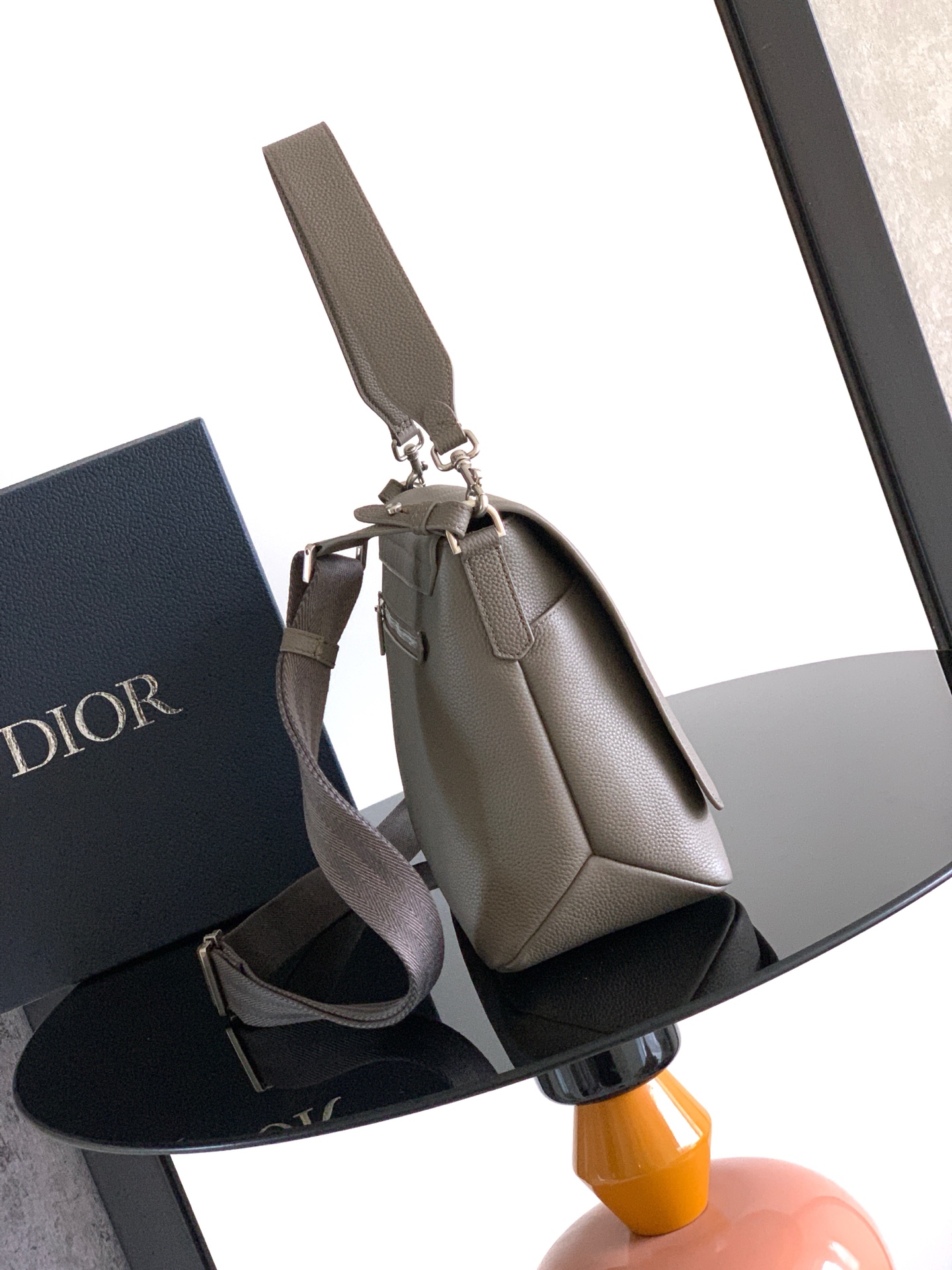Sophisticated and elegant, this Dior Privé flap messenger bag - Image 2