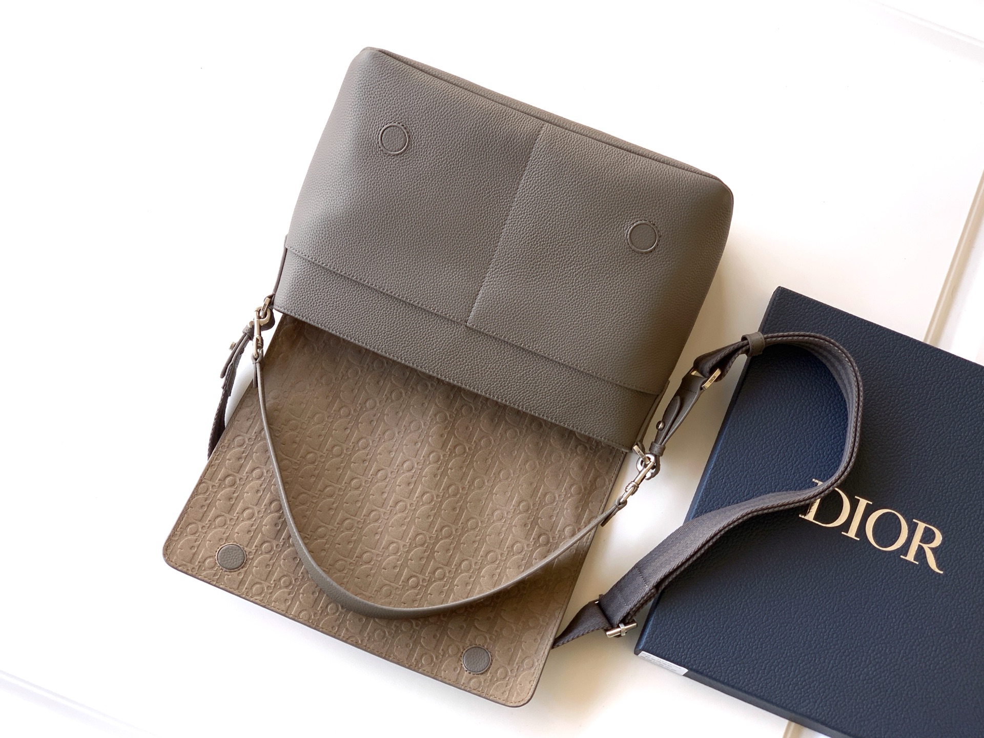 Sophisticated and elegant, this Dior Privé flap messenger bag - Image 5