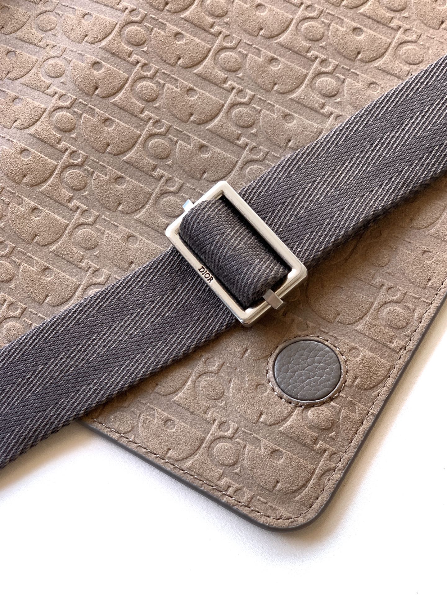 Sophisticated and elegant, this Dior Privé flap messenger bag - Image 6