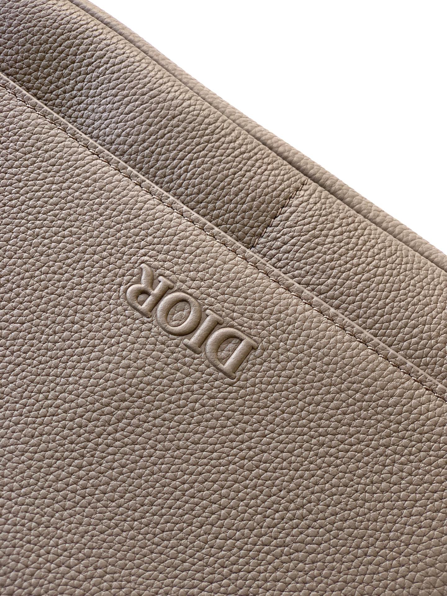 Sophisticated and elegant, this Dior Privé flap messenger bag - Image 7