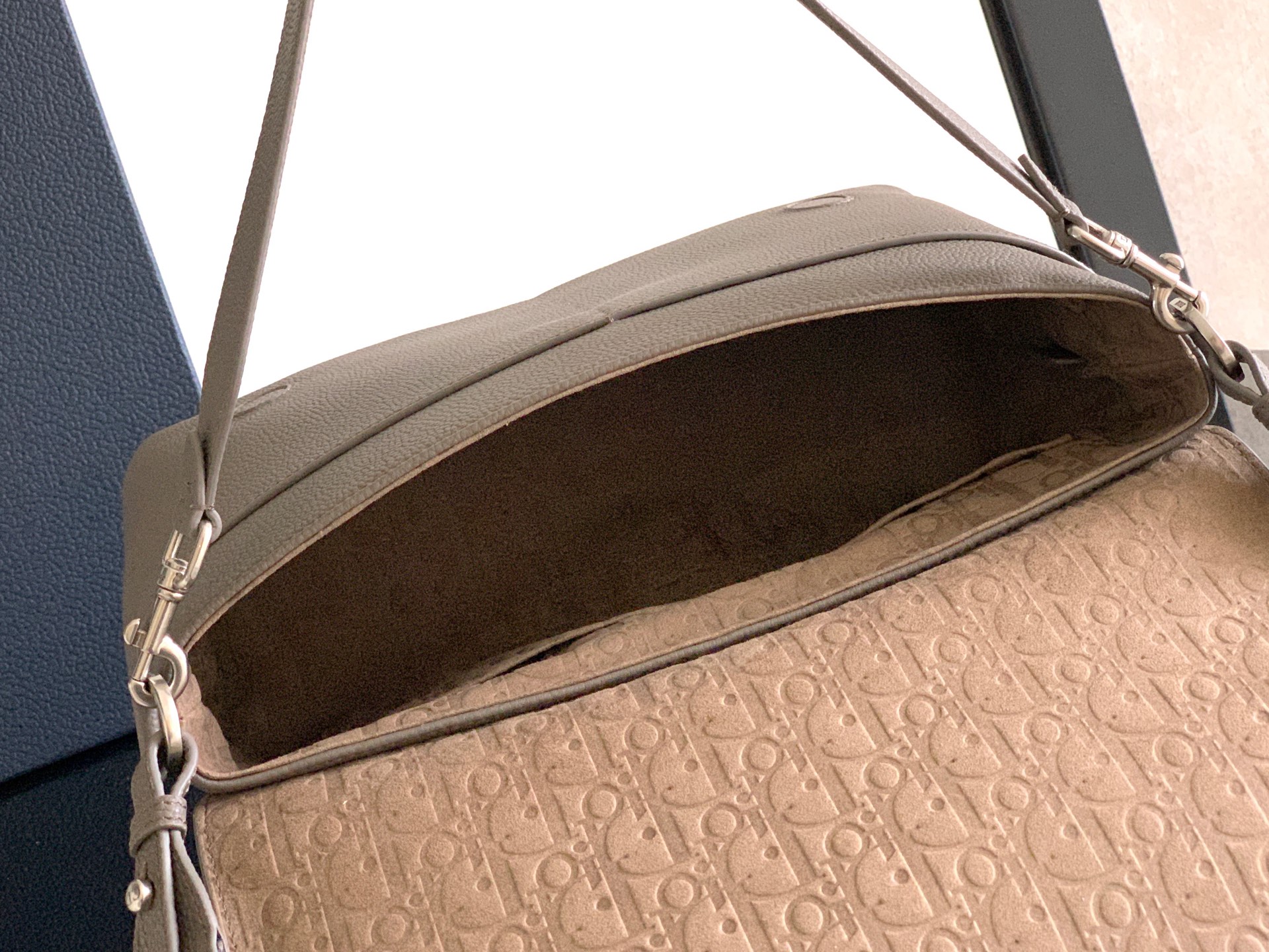 Sophisticated and elegant, this Dior Privé flap messenger bag - Image 8