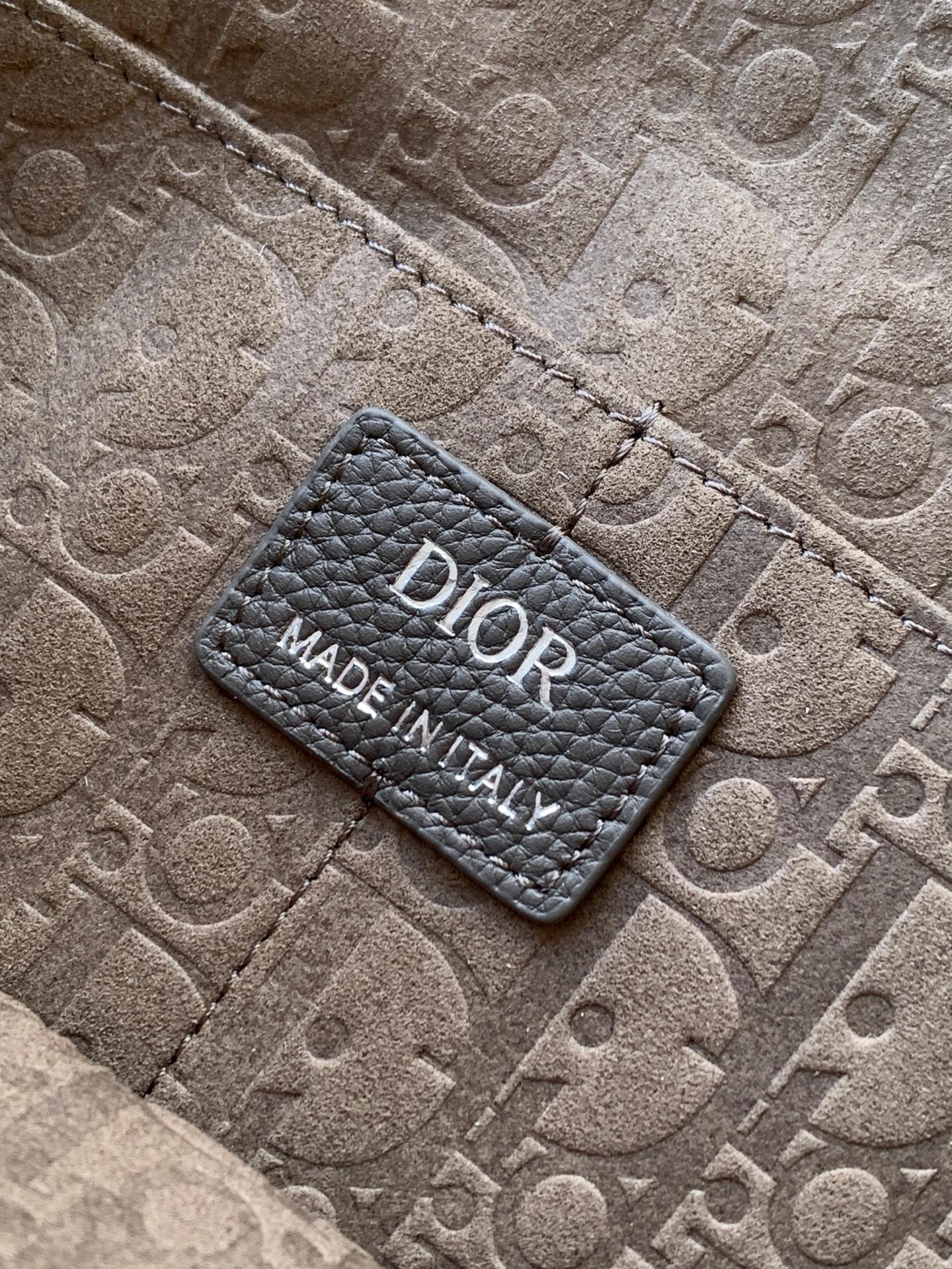 Sophisticated and elegant, this Dior Privé flap messenger bag - Image 9