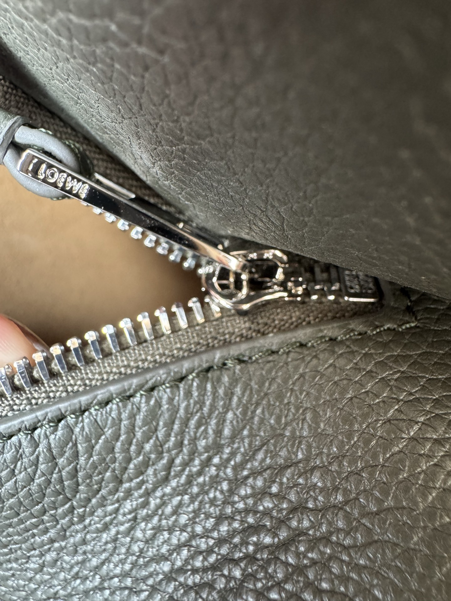 dark khaki green Large Deer Leather Puzzle Bag Model 7503 The Puzzle bag is creative director Jonathan Anderson’s first handbag for LOEWE - Image 9