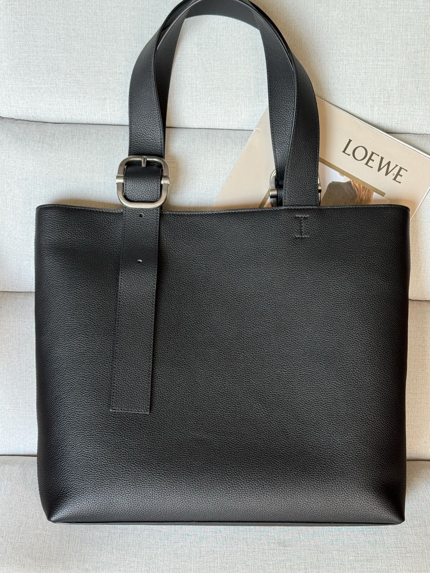 Soft grained calfskin Loop zip tote bag 35-35-10 The Loop Zip Tote is soft and structured, with a streamlined silhouette and chic details - Image 2