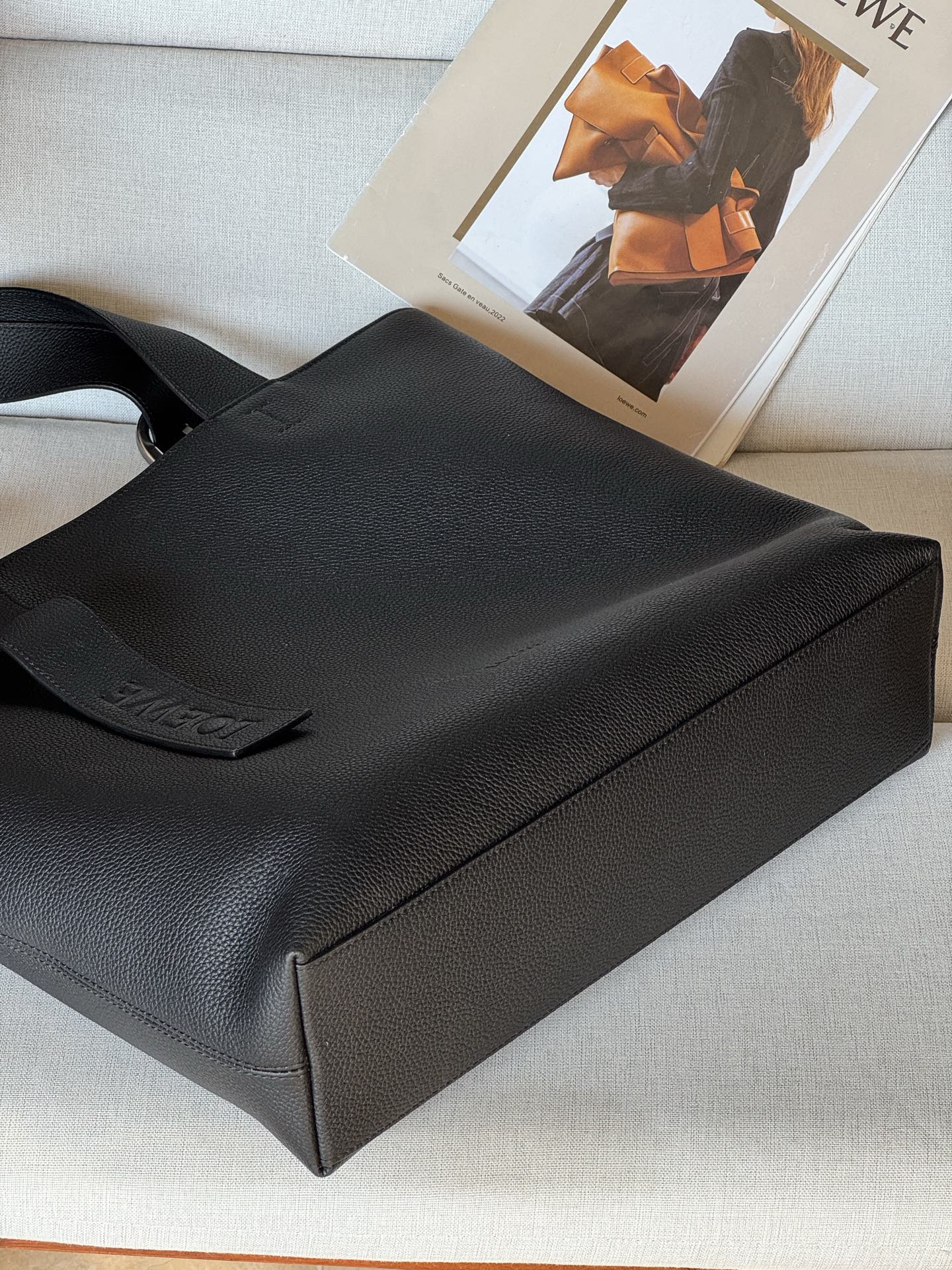 Soft grained calfskin Loop zip tote bag 35-35-10 The Loop Zip Tote is soft and structured, with a streamlined silhouette and chic details - Image 5