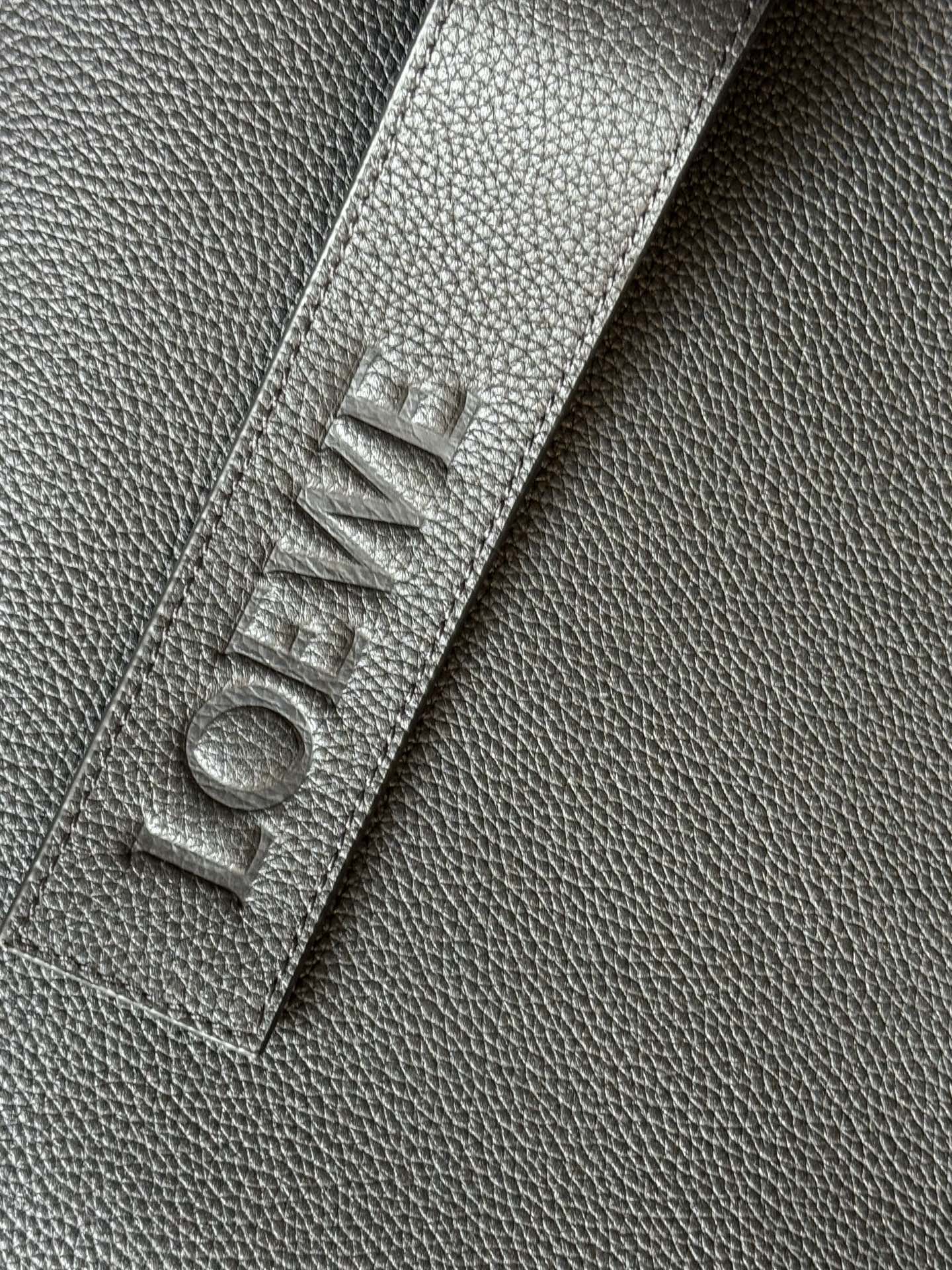 Soft grained calfskin Loop zip tote bag 35-35-10 The Loop Zip Tote is soft and structured, with a streamlined silhouette and chic details - Image 8