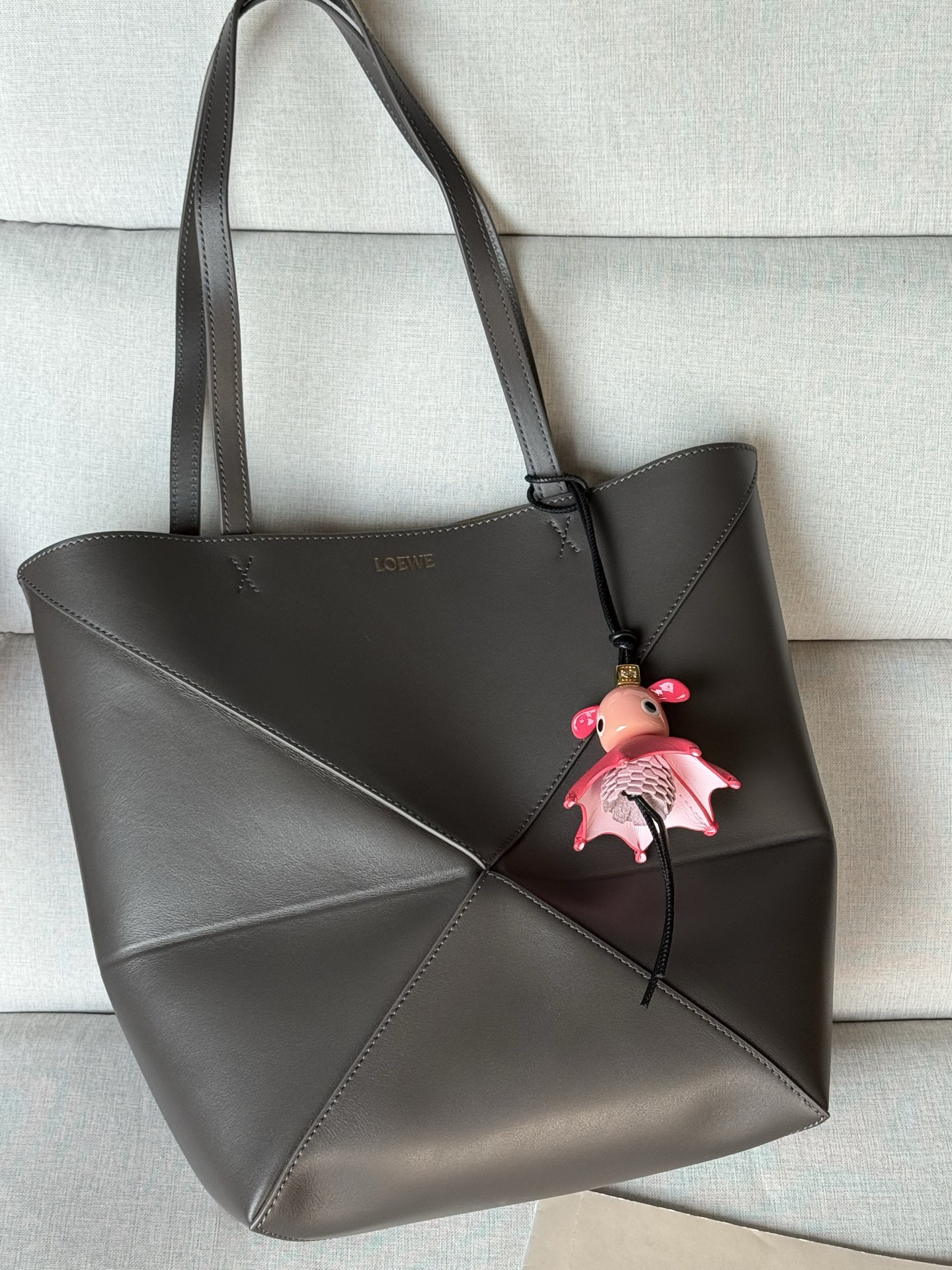 Spot dark gray, Trumpet puzzle Tote 25.5-14.5-31.5 Model 1762 Glossy cow leather Puzzle Fold The Puzzle Fold handbag draws inspiration from the geometric lines of the brand's classic handbag series and reinterprets it with panels rich in geometric architectural beauty - Image 2