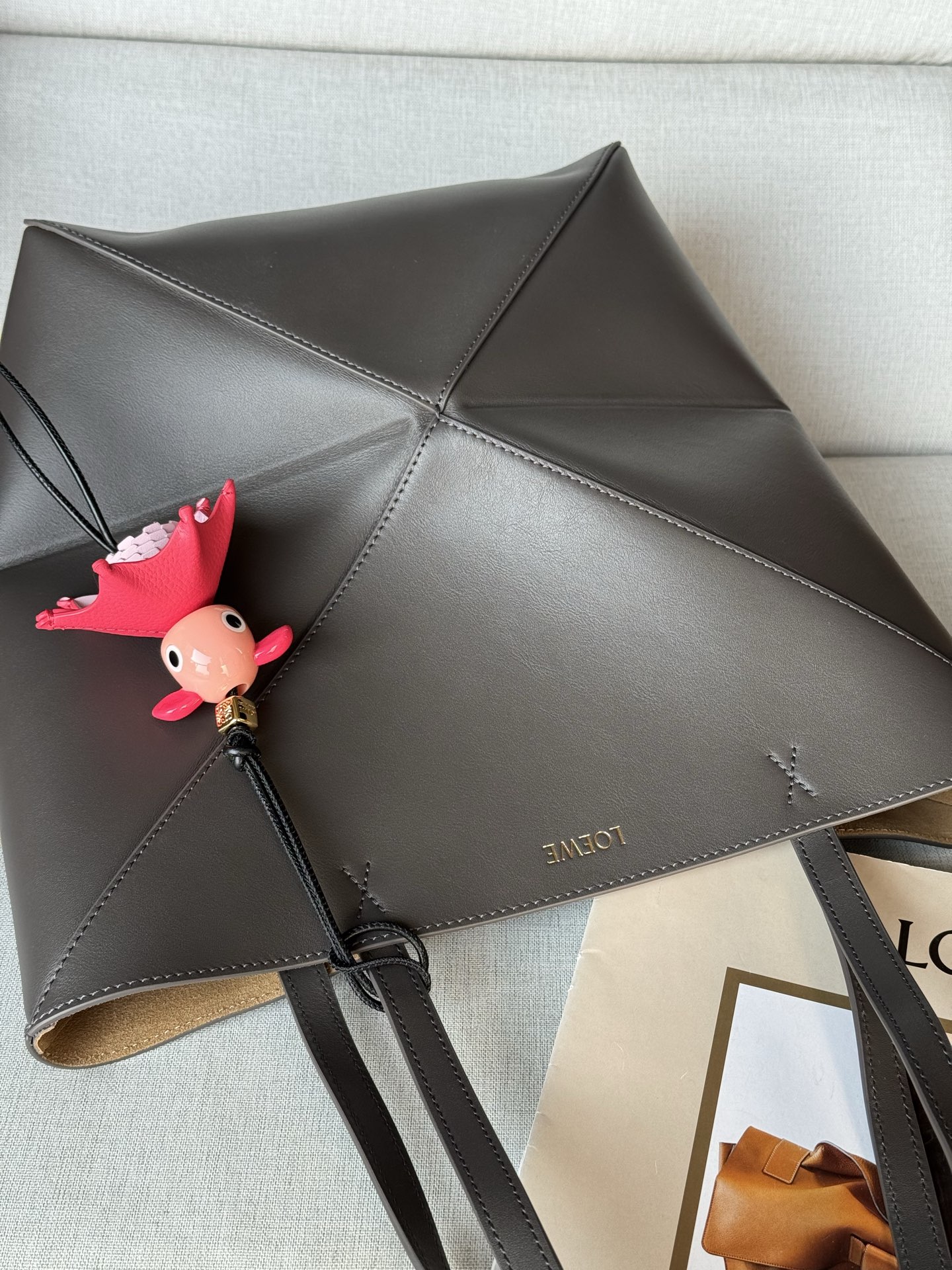 Spot dark gray, Trumpet puzzle Tote 25.5-14.5-31.5 Model 1762 Glossy cow leather Puzzle Fold The Puzzle Fold handbag draws inspiration from the geometric lines of the brand's classic handbag series and reinterprets it with panels rich in geometric architectural beauty - Image 4