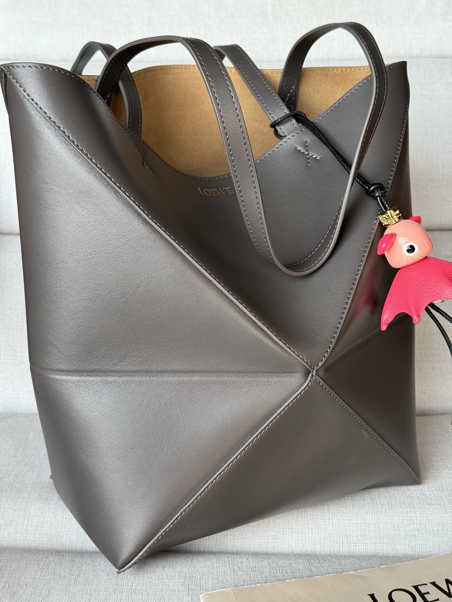 Spot dark gray, Trumpet puzzle Tote 25.5-14.5-31.5 Model 1762 Glossy cow leather Puzzle Fold The Puzzle Fold handbag draws inspiration from the geometric lines of the brand's classic handbag series and reinterprets it with panels rich in geometric architectural beauty - Image 5