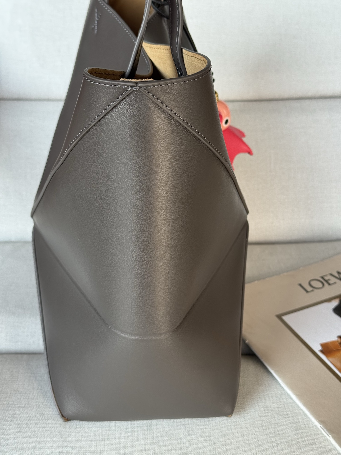 Spot dark gray, Trumpet puzzle Tote 25.5-14.5-31.5 Model 1762 Glossy cow leather Puzzle Fold The Puzzle Fold handbag draws inspiration from the geometric lines of the brand's classic handbag series and reinterprets it with panels rich in geometric architectural beauty - Image 6