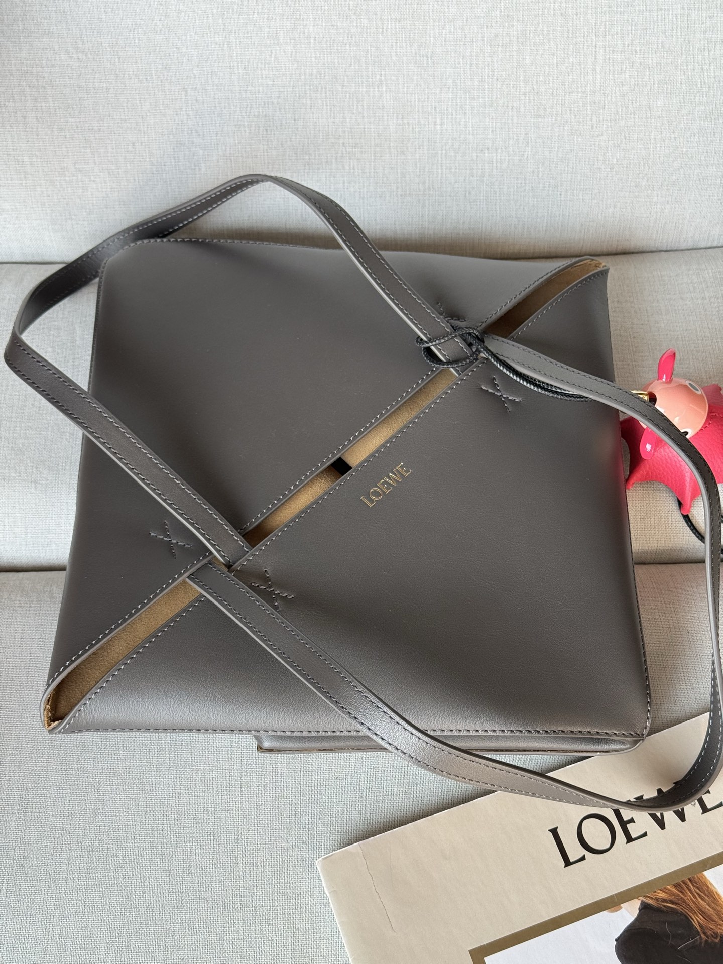 Spot dark gray, Trumpet puzzle Tote 25.5-14.5-31.5 Model 1762 Glossy cow leather Puzzle Fold The Puzzle Fold handbag draws inspiration from the geometric lines of the brand's classic handbag series and reinterprets it with panels rich in geometric architectural beauty - Image 7