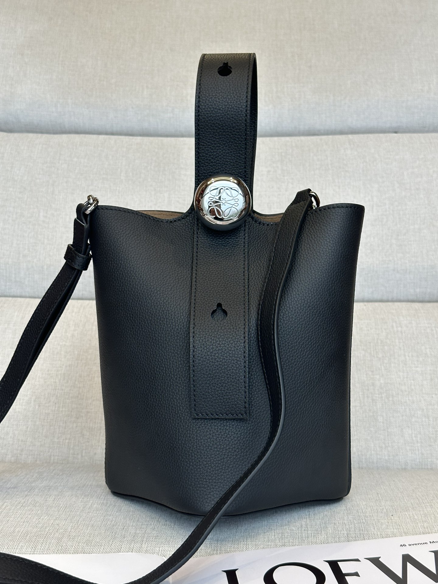 Mini cow leather Pebble Bucket, The bucket handbag Pebble👜 cleverly combines pure simple lines with eye-catching design style💄 to create a unique and innovative handbag design
