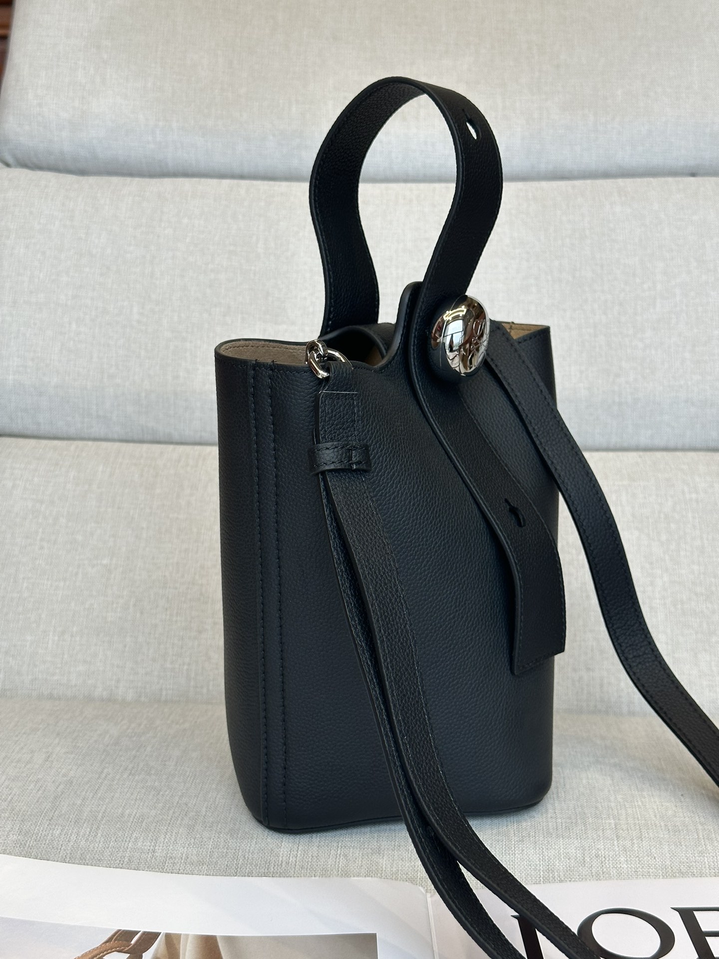 Mini cow leather Pebble Bucket, The bucket handbag Pebble👜 cleverly combines pure simple lines with eye-catching design style💄 to create a unique and innovative handbag design - Image 2