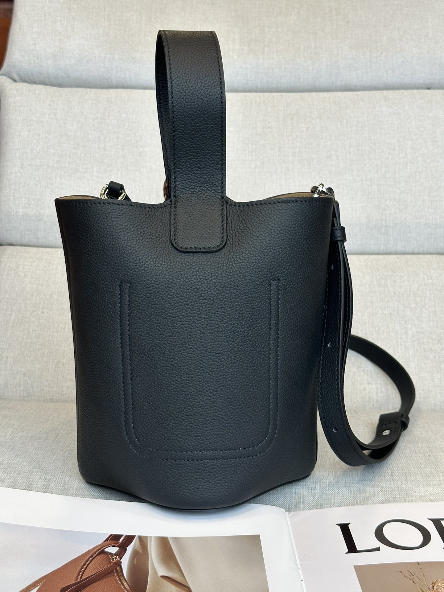Mini cow leather Pebble Bucket, The bucket handbag Pebble👜 cleverly combines pure simple lines with eye-catching design style💄 to create a unique and innovative handbag design - Image 3