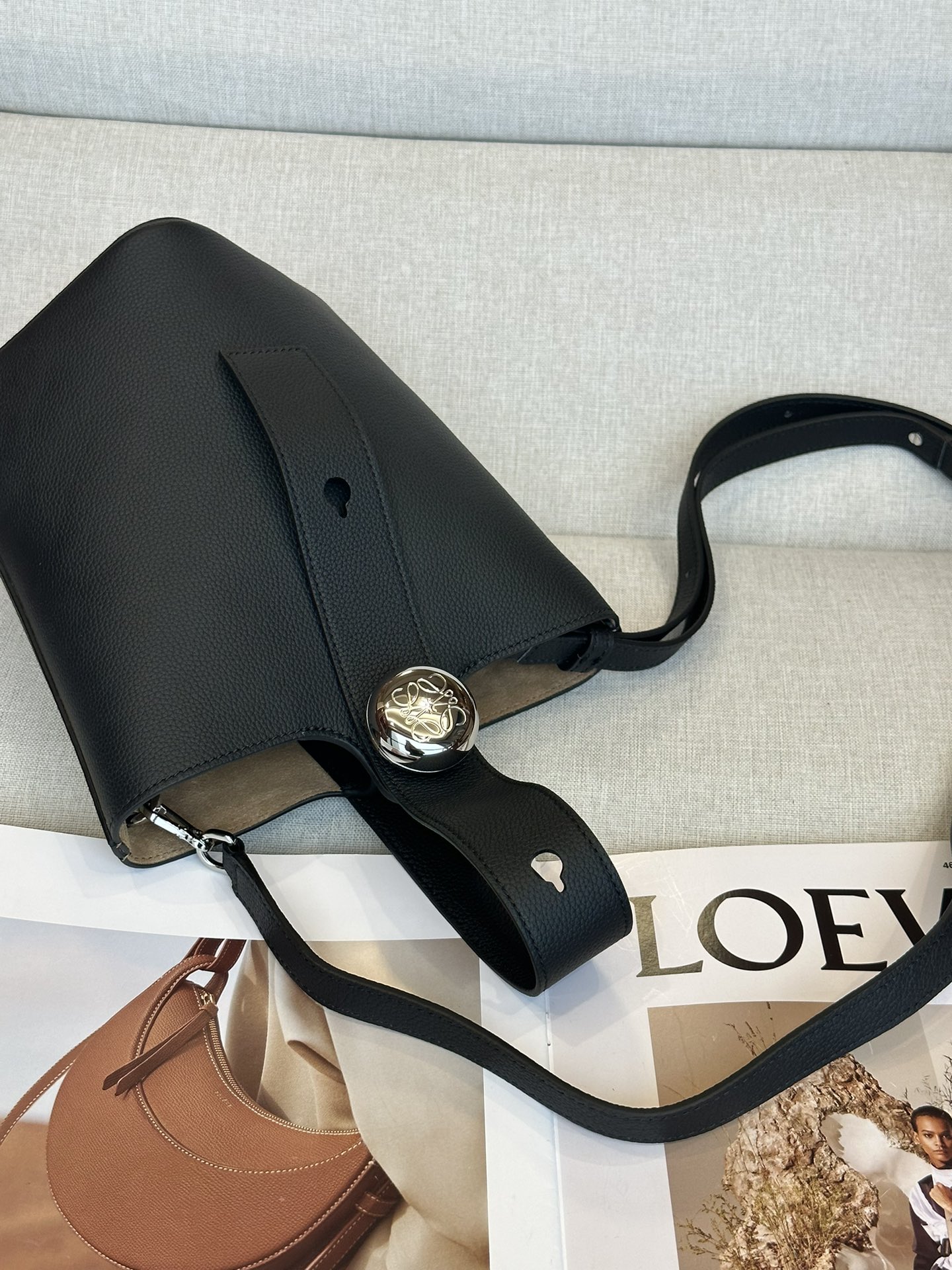 Mini cow leather Pebble Bucket, The bucket handbag Pebble👜 cleverly combines pure simple lines with eye-catching design style💄 to create a unique and innovative handbag design - Image 5