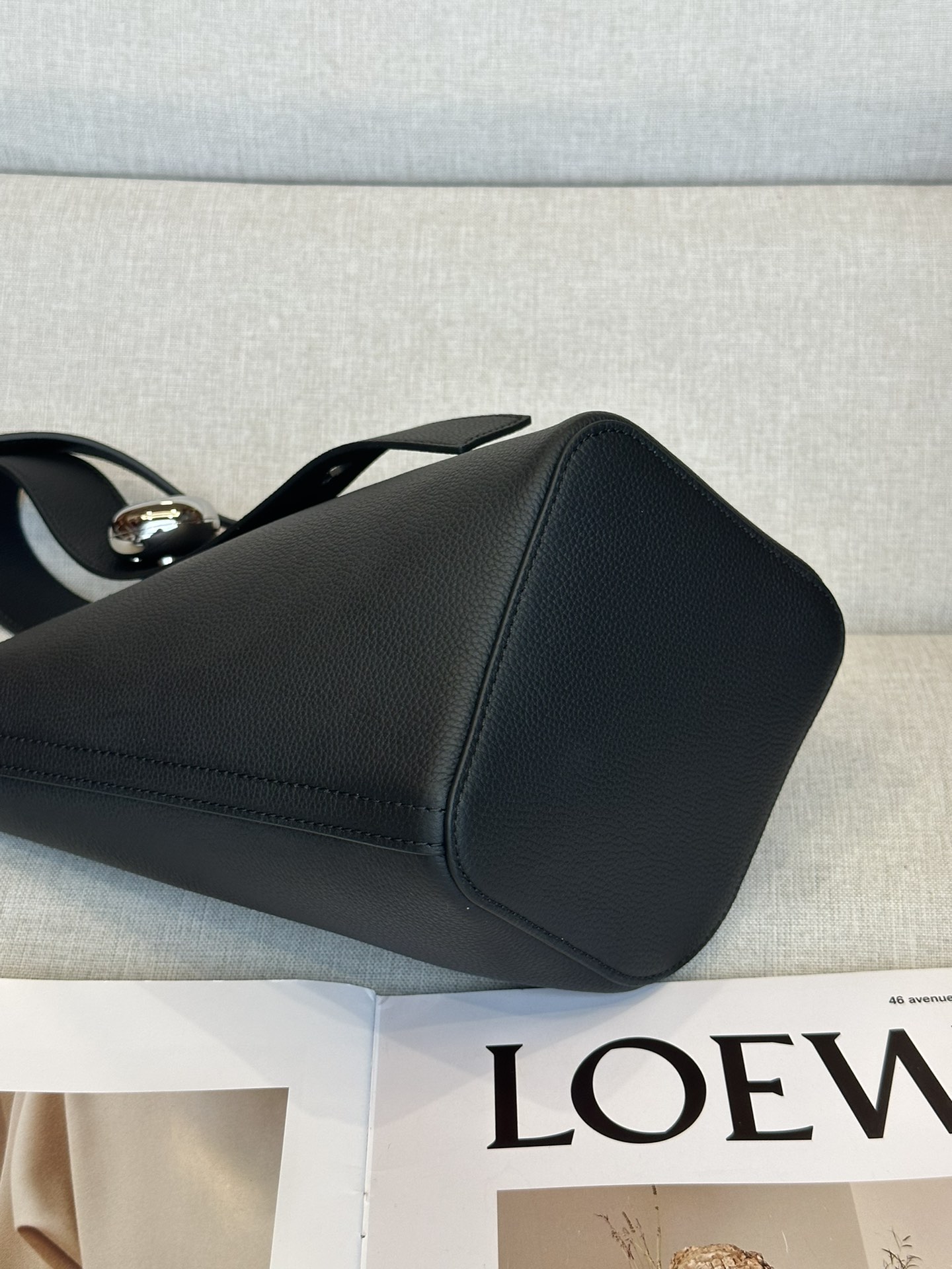 Mini cow leather Pebble Bucket, The bucket handbag Pebble👜 cleverly combines pure simple lines with eye-catching design style💄 to create a unique and innovative handbag design - Image 6