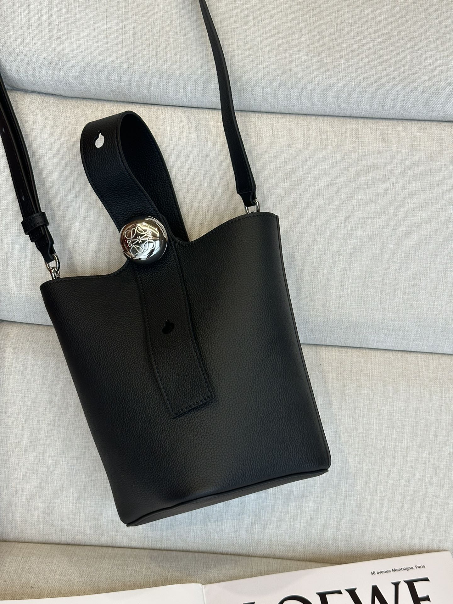 Mini cow leather Pebble Bucket, The bucket handbag Pebble👜 cleverly combines pure simple lines with eye-catching design style💄 to create a unique and innovative handbag design - Image 7