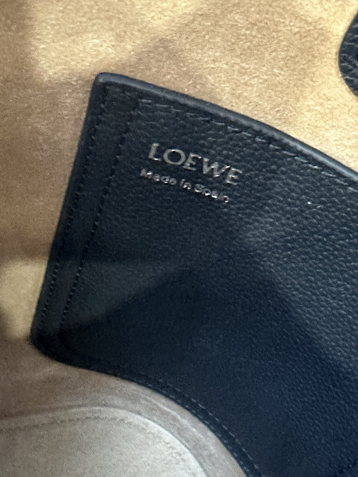 Mini cow leather Pebble Bucket, The bucket handbag Pebble👜 cleverly combines pure simple lines with eye-catching design style💄 to create a unique and innovative handbag design - Image 9