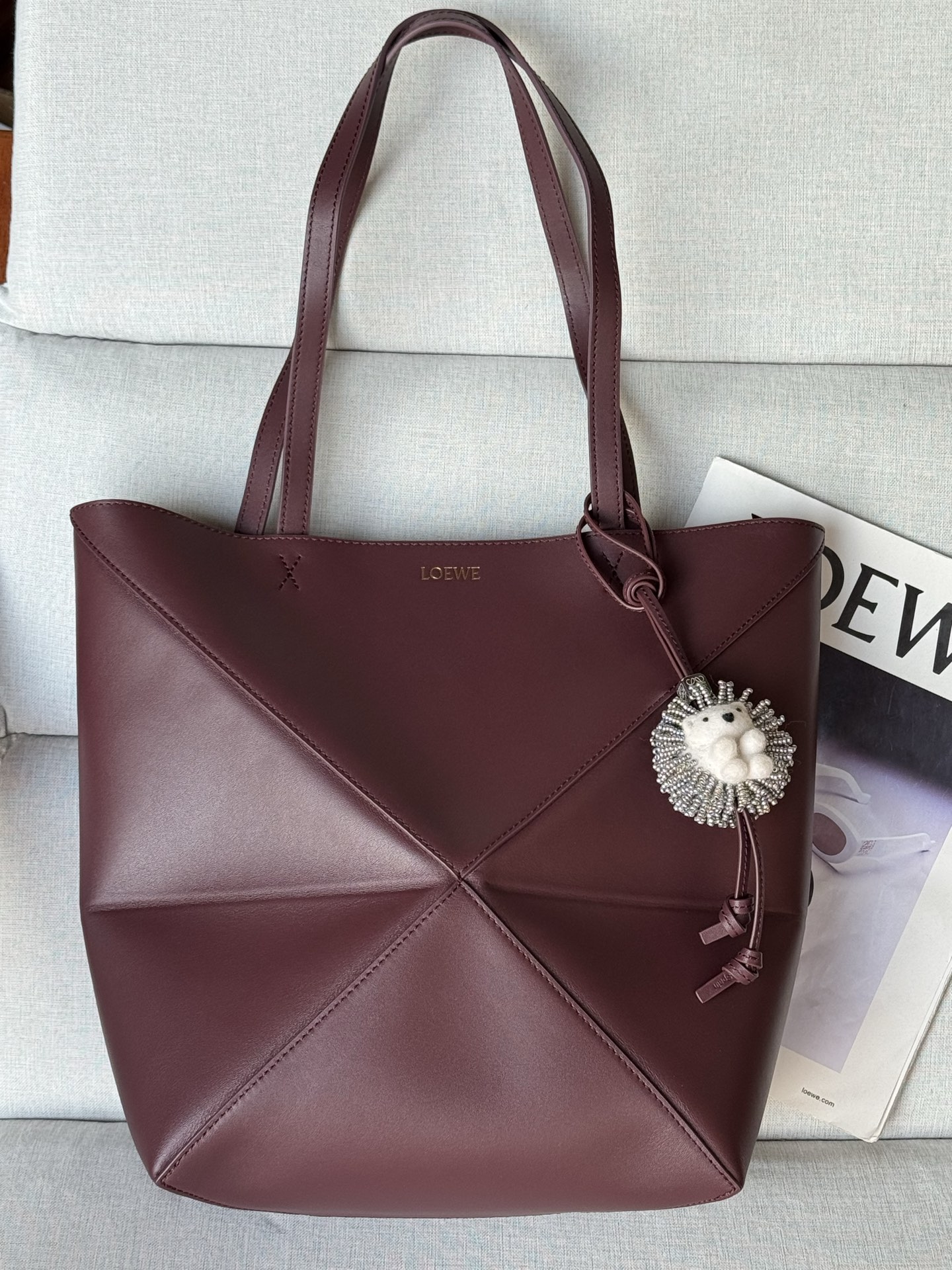 Trumpet puzzle Tote 25.5-14.5-31.5 Koala ornaments are available for separate orders Model 1762 Glossy cow leather Puzzle Fold The Puzzle Fold handbag draws inspiration from the geometric lines of the brand's classic handbag series and reinterprets it with panels rich in geometric architectural beauty