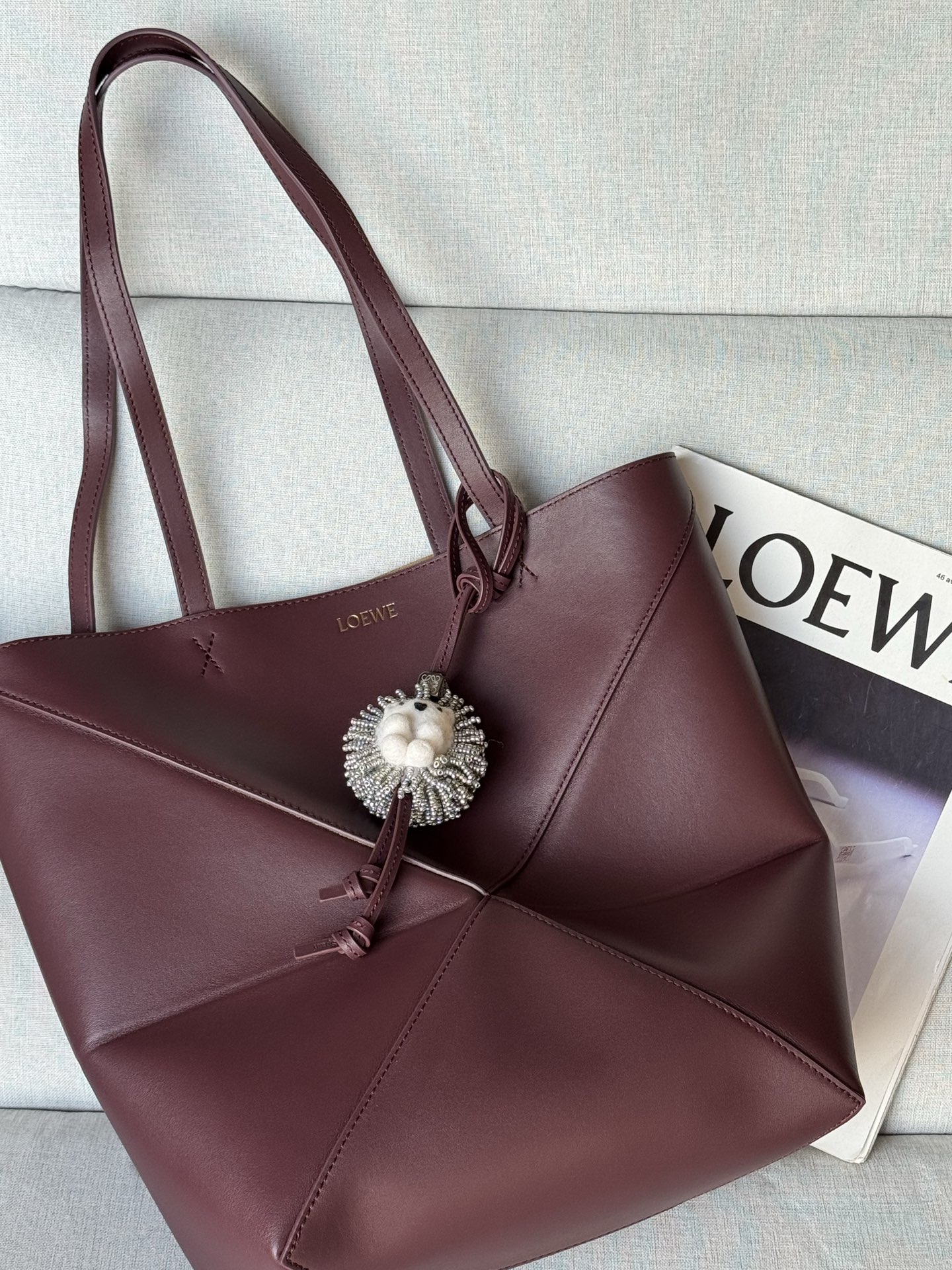 Trumpet puzzle Tote 25.5-14.5-31.5 Koala ornaments are available for separate orders Model 1762 Glossy cow leather Puzzle Fold The Puzzle Fold handbag draws inspiration from the geometric lines of the brand's classic handbag series and reinterprets it with panels rich in geometric architectural beauty - Image 2