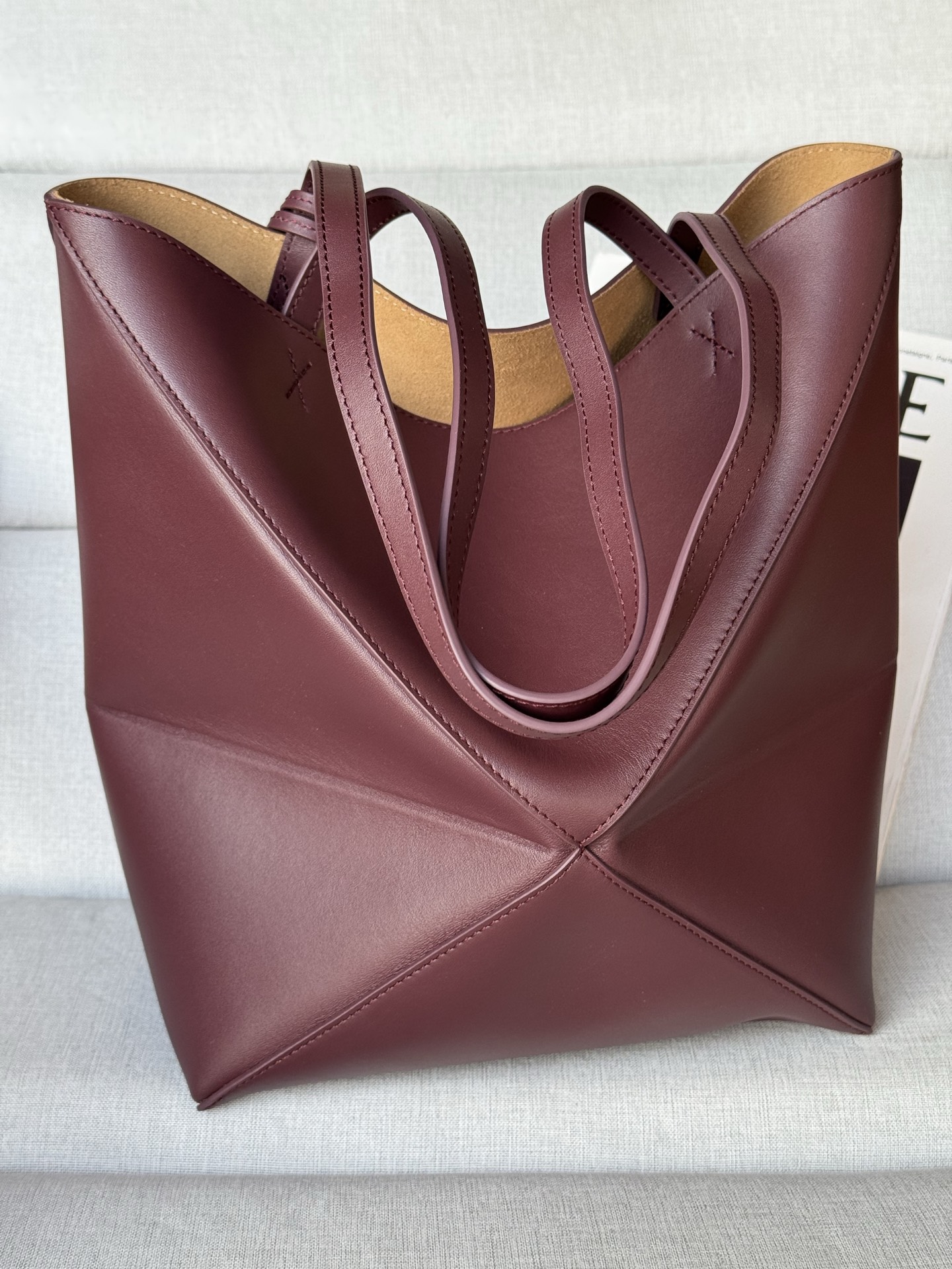 Trumpet puzzle Tote 25.5-14.5-31.5 Koala ornaments are available for separate orders Model 1762 Glossy cow leather Puzzle Fold The Puzzle Fold handbag draws inspiration from the geometric lines of the brand's classic handbag series and reinterprets it with panels rich in geometric architectural beauty - Image 3