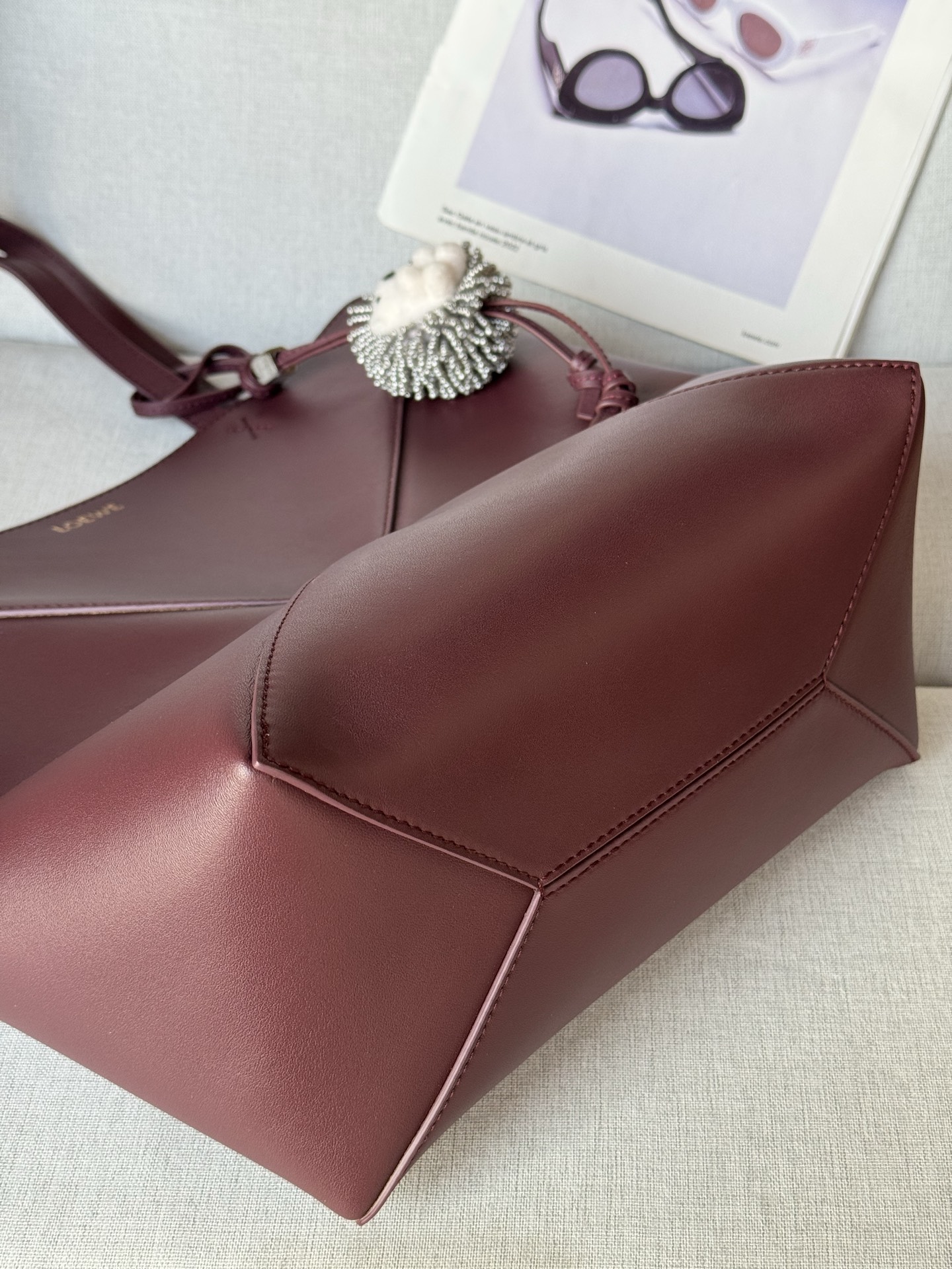 Trumpet puzzle Tote 25.5-14.5-31.5 Koala ornaments are available for separate orders Model 1762 Glossy cow leather Puzzle Fold The Puzzle Fold handbag draws inspiration from the geometric lines of the brand's classic handbag series and reinterprets it with panels rich in geometric architectural beauty - Image 7