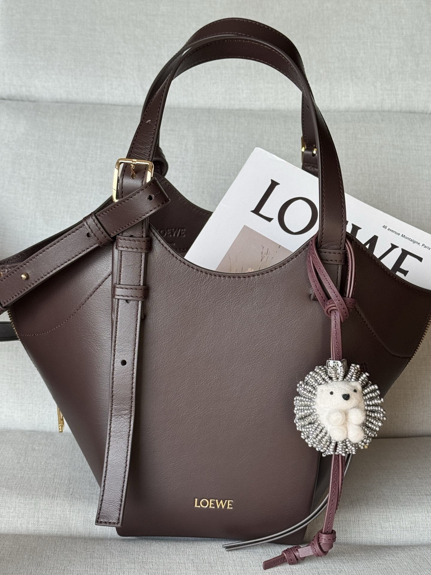 Classic Calf Leather Hammock Flip Bag Model 33705 The Hammock Flip handbag interprets a classic bag with soft texture and practical functions, while continuing the series' iconic details