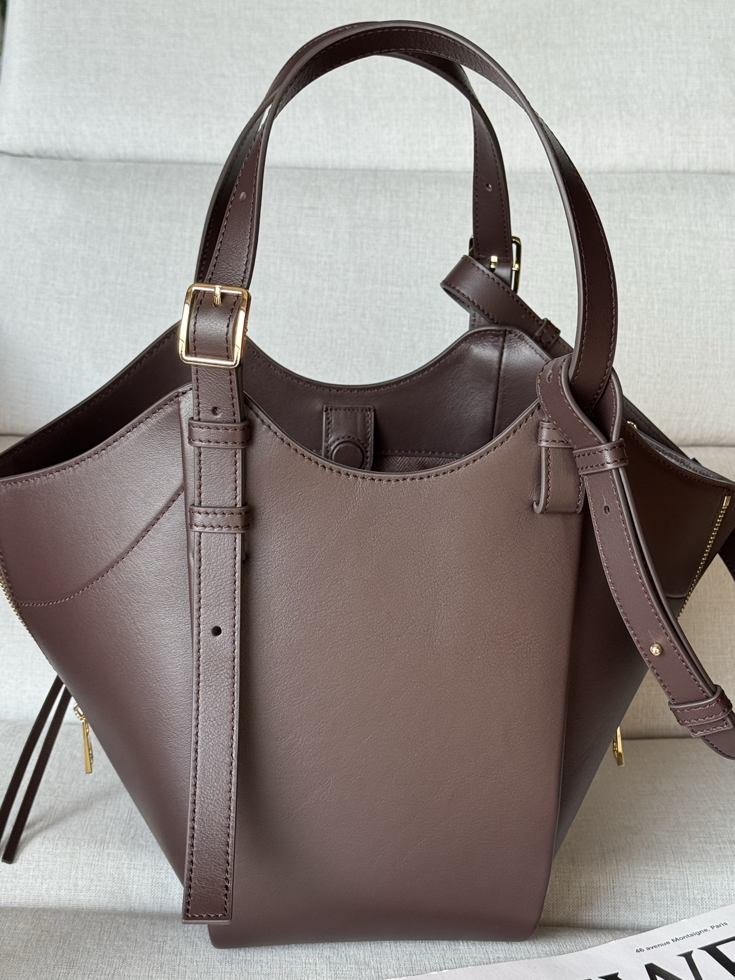 Classic Calf Leather Hammock Flip Bag Model 33705 The Hammock Flip handbag interprets a classic bag with soft texture and practical functions, while continuing the series' iconic details - Image 4