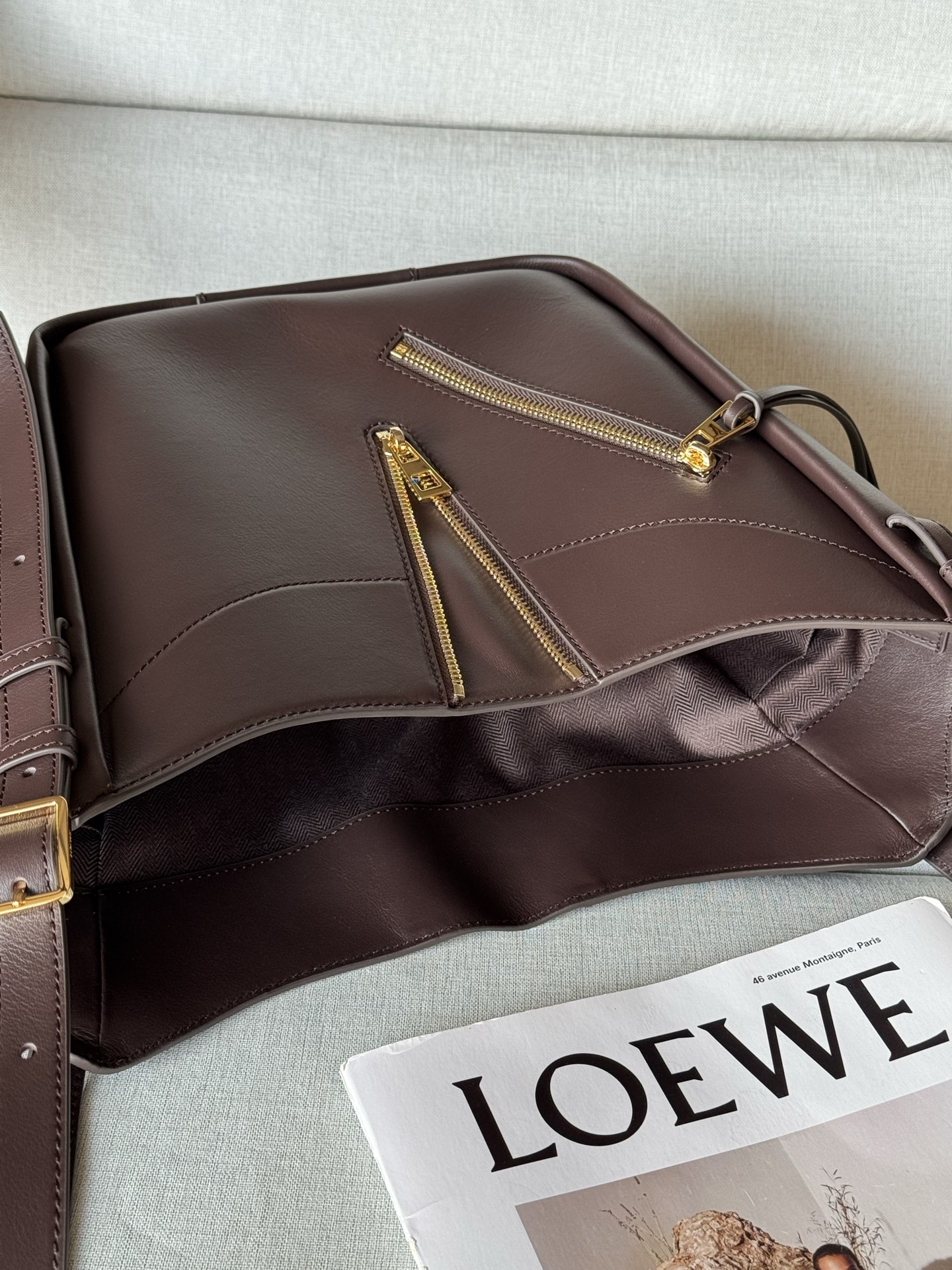 Classic Calf Leather Hammock Flip Bag Model 33705 The Hammock Flip handbag interprets a classic bag with soft texture and practical functions, while continuing the series' iconic details - Image 7