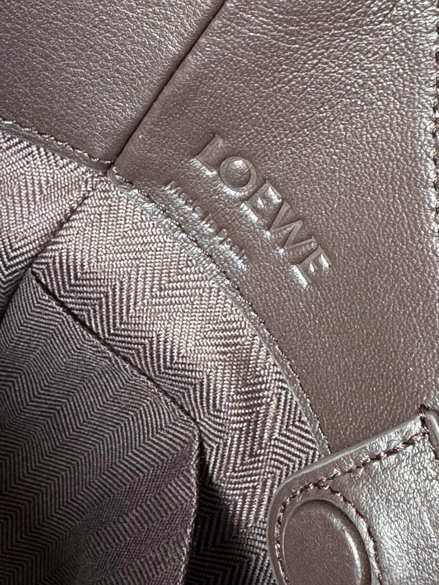 Classic Calf Leather Hammock Flip Bag Model 33705 The Hammock Flip handbag interprets a classic bag with soft texture and practical functions, while continuing the series' iconic details - Image 9