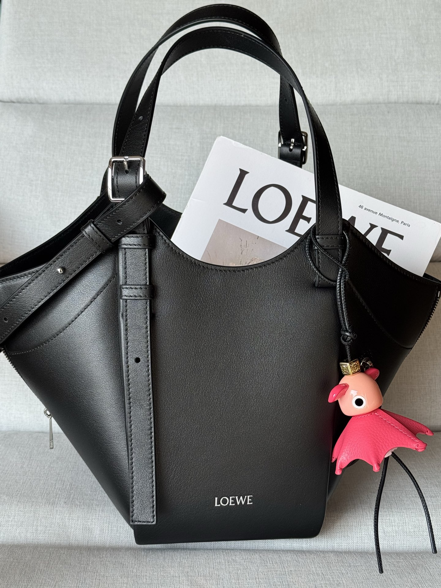 Classic Calf Leather Hammock Flip Bag Model 33705 The Hammock Flip handbag interprets a classic bag with soft texture and practical functions, while continuing the series' iconic details
