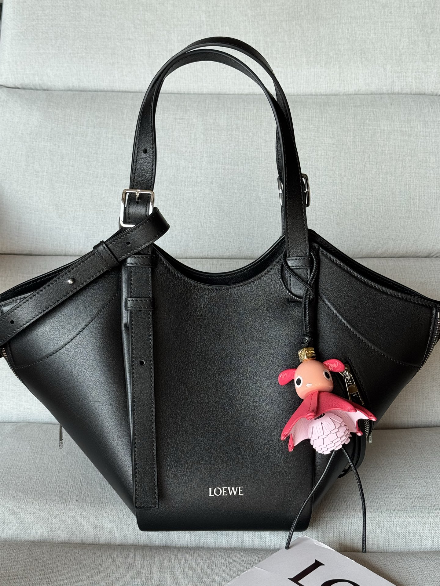 Classic Calf Leather Hammock Flip Bag Model 33705 The Hammock Flip handbag interprets a classic bag with soft texture and practical functions, while continuing the series' iconic details - Image 2