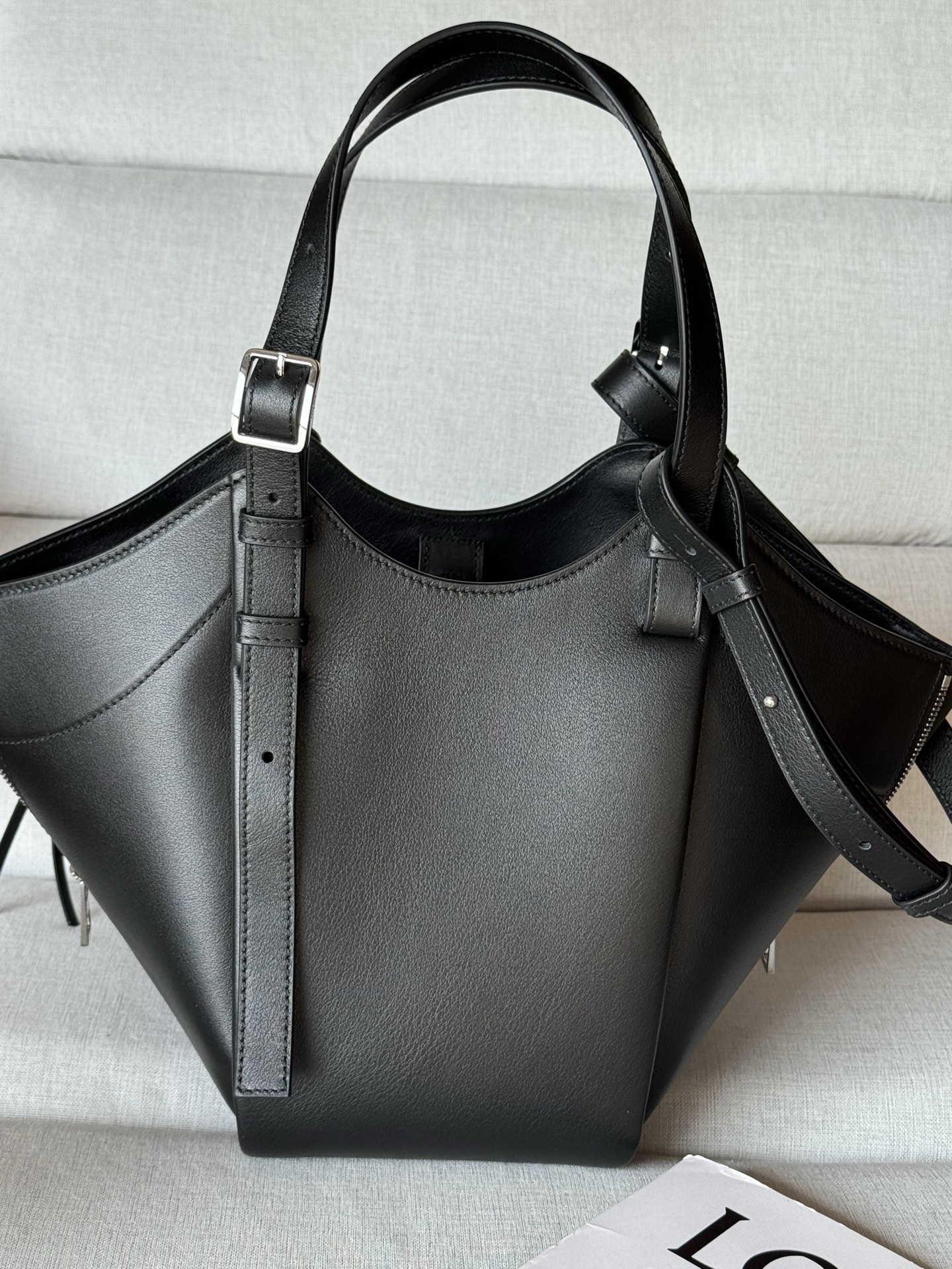 Classic Calf Leather Hammock Flip Bag Model 33705 The Hammock Flip handbag interprets a classic bag with soft texture and practical functions, while continuing the series' iconic details - Image 4