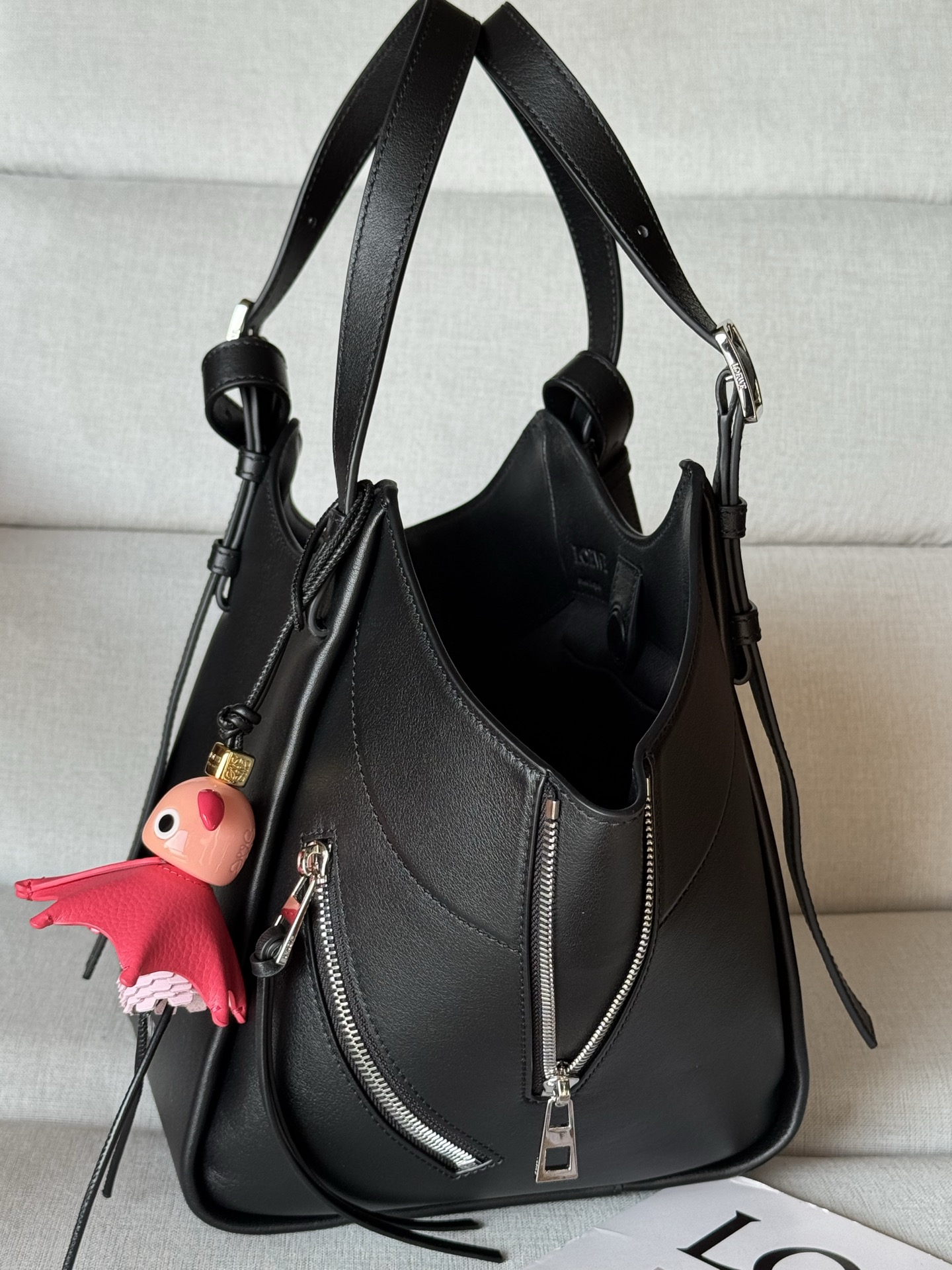 Classic Calf Leather Hammock Flip Bag Model 33705 The Hammock Flip handbag interprets a classic bag with soft texture and practical functions, while continuing the series' iconic details - Image 5