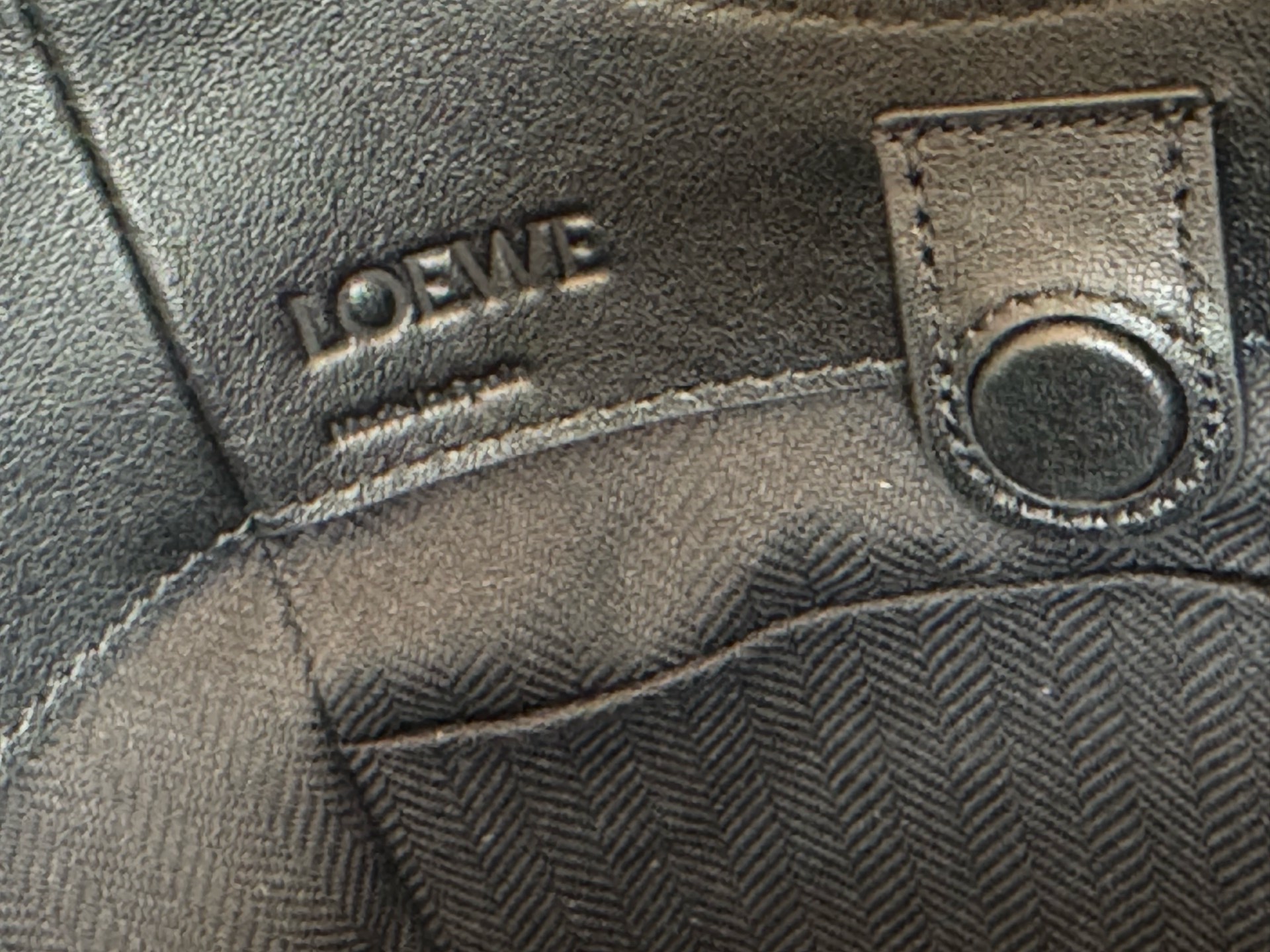 Classic Calf Leather Hammock Flip Bag Model 33705 The Hammock Flip handbag interprets a classic bag with soft texture and practical functions, while continuing the series' iconic details - Image 8