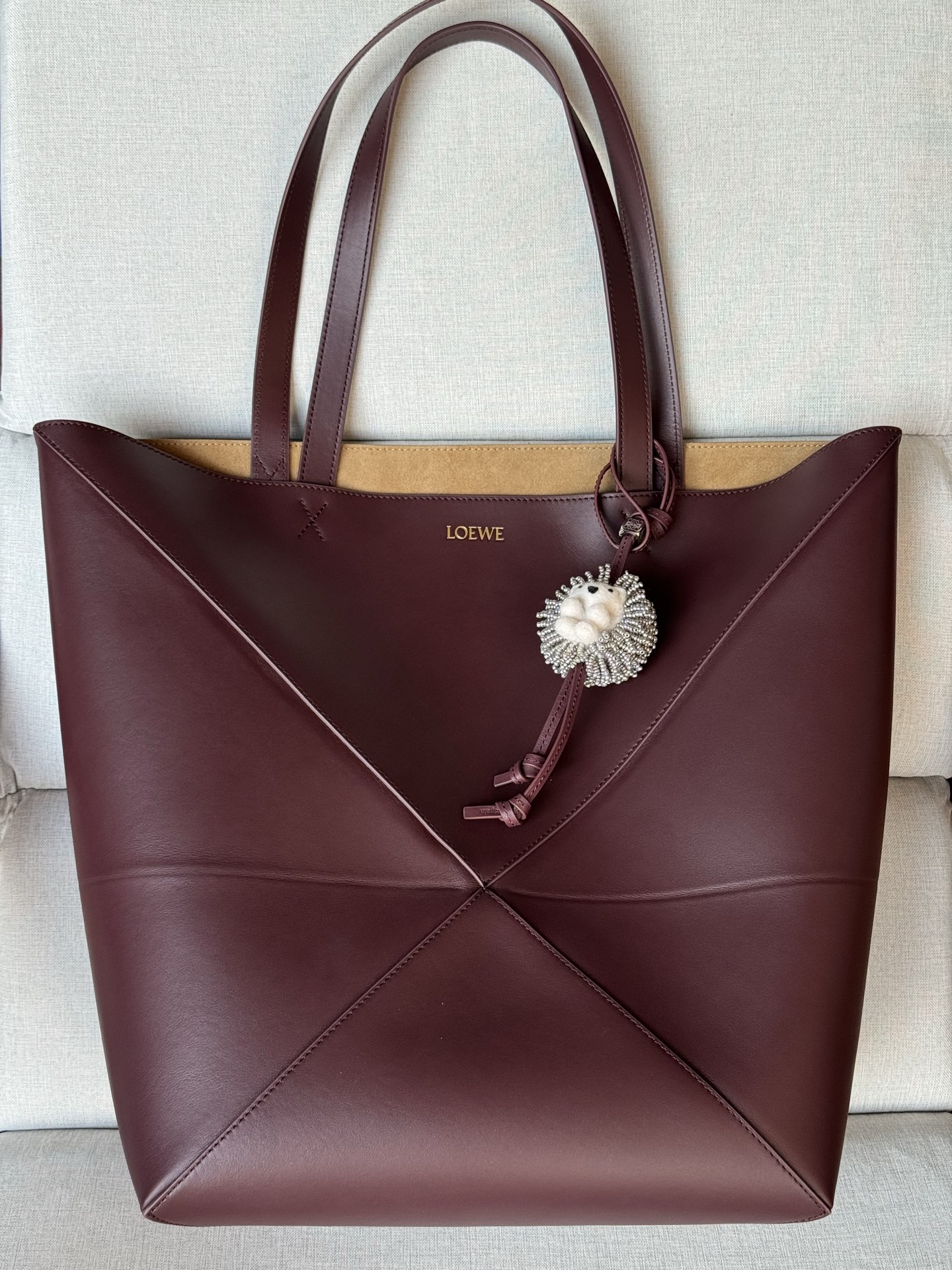 Folding bag large size 1761 burgundy Large Puzzle Fold bag in glossy calfskin The Puzzle Fold handbag draws inspiration from the geometric lines of the brand's classic handbag series and reinterprets it with panels rich in geometric architectural beauty