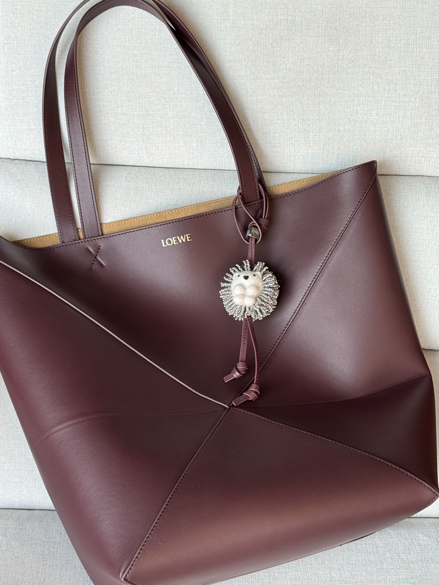 Folding bag large size 1761 burgundy Large Puzzle Fold bag in glossy calfskin The Puzzle Fold handbag draws inspiration from the geometric lines of the brand's classic handbag series and reinterprets it with panels rich in geometric architectural beauty - Image 2