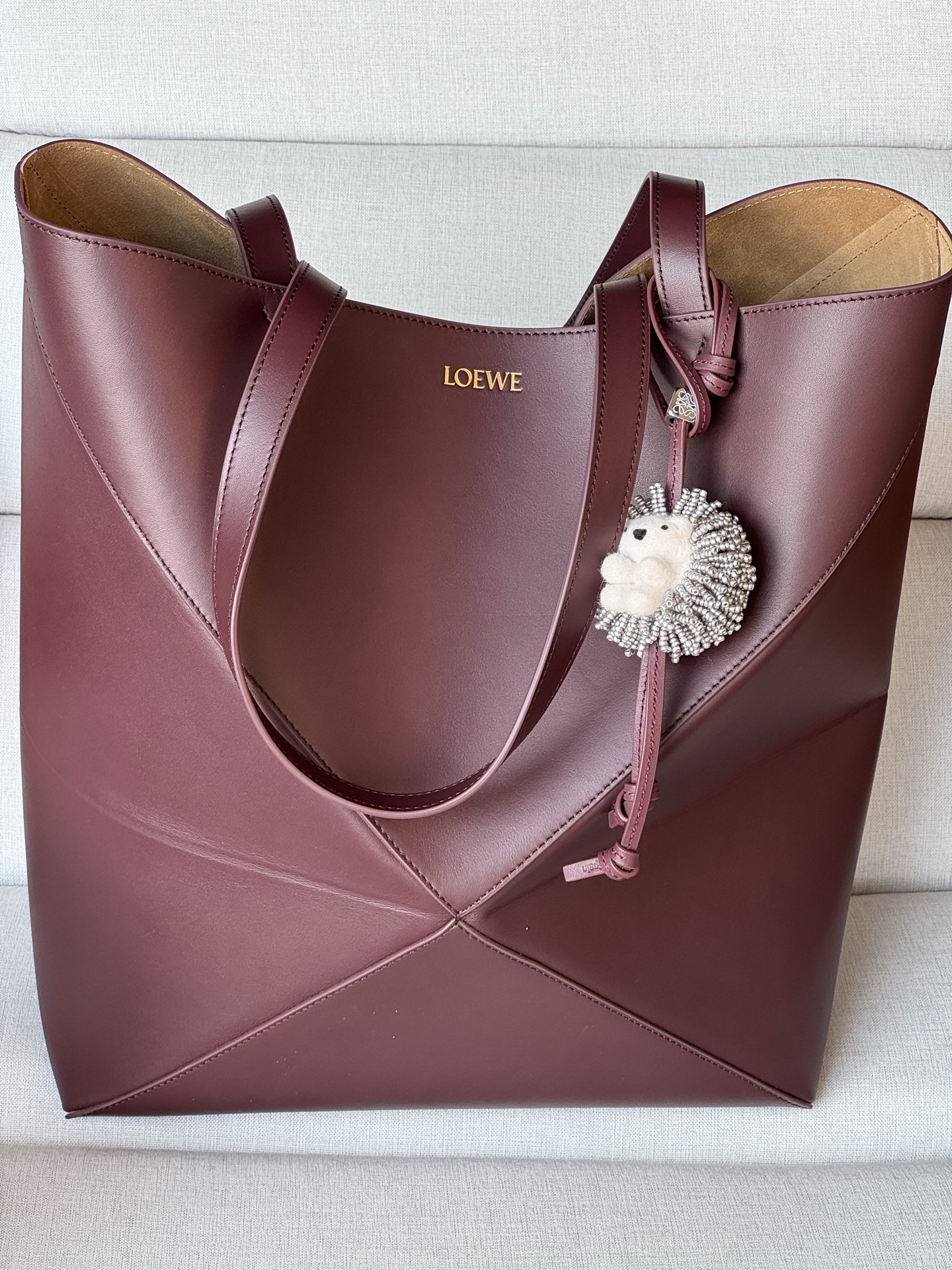 Folding bag large size 1761 burgundy Large Puzzle Fold bag in glossy calfskin The Puzzle Fold handbag draws inspiration from the geometric lines of the brand's classic handbag series and reinterprets it with panels rich in geometric architectural beauty - Image 3