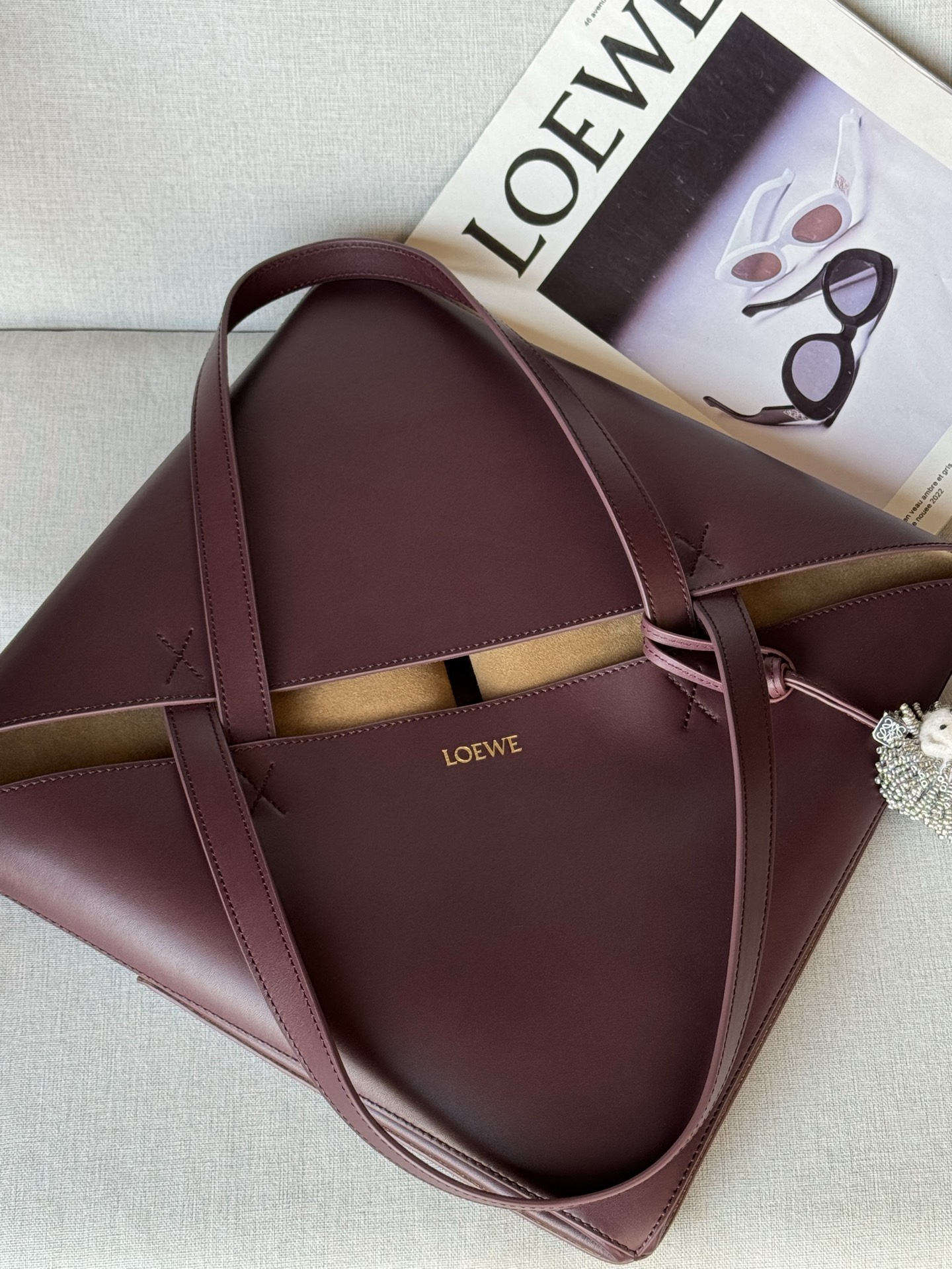 Folding bag large size 1761 burgundy Large Puzzle Fold bag in glossy calfskin The Puzzle Fold handbag draws inspiration from the geometric lines of the brand's classic handbag series and reinterprets it with panels rich in geometric architectural beauty - Image 6