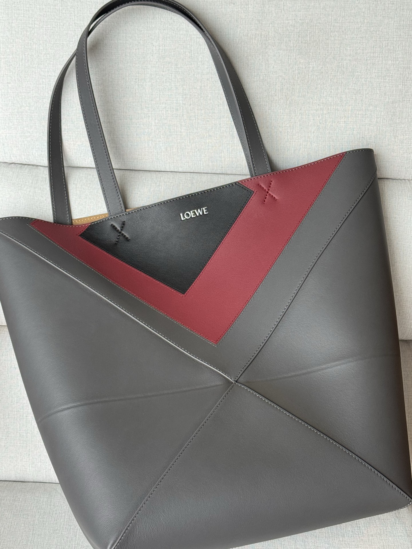 Folding bag large size 1761-1 stone gray, Large Puzzle Fold bag in glossy calfskin The Puzzle Fold handbag draws inspiration from the geometric lines of the brand's classic handbag series and reinterprets it with panels rich in geometric architectural beauty - Image 2